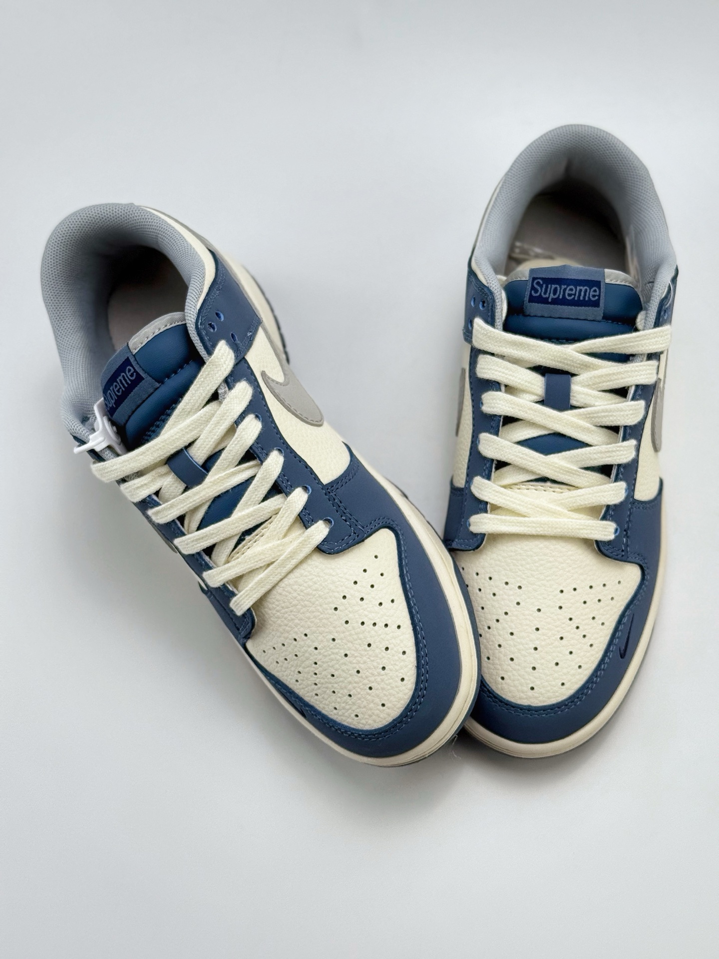 240 Nike SB Dunk Low x Supreme 海军白灰 XD1588-207