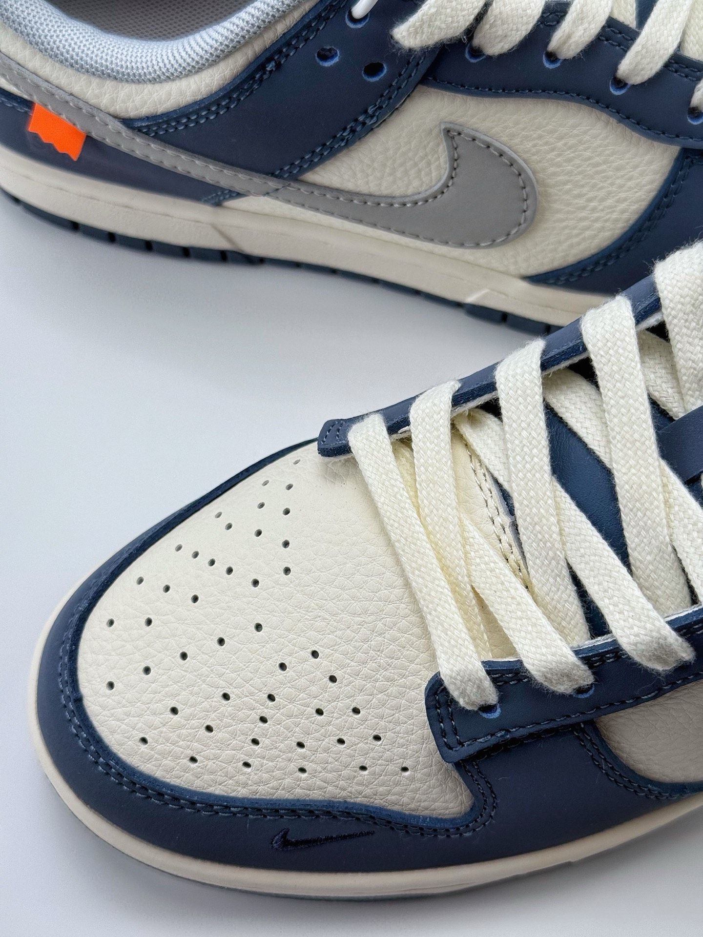 240 Nike SB Dunk Low x Supreme 海军白灰 XD1588-207
