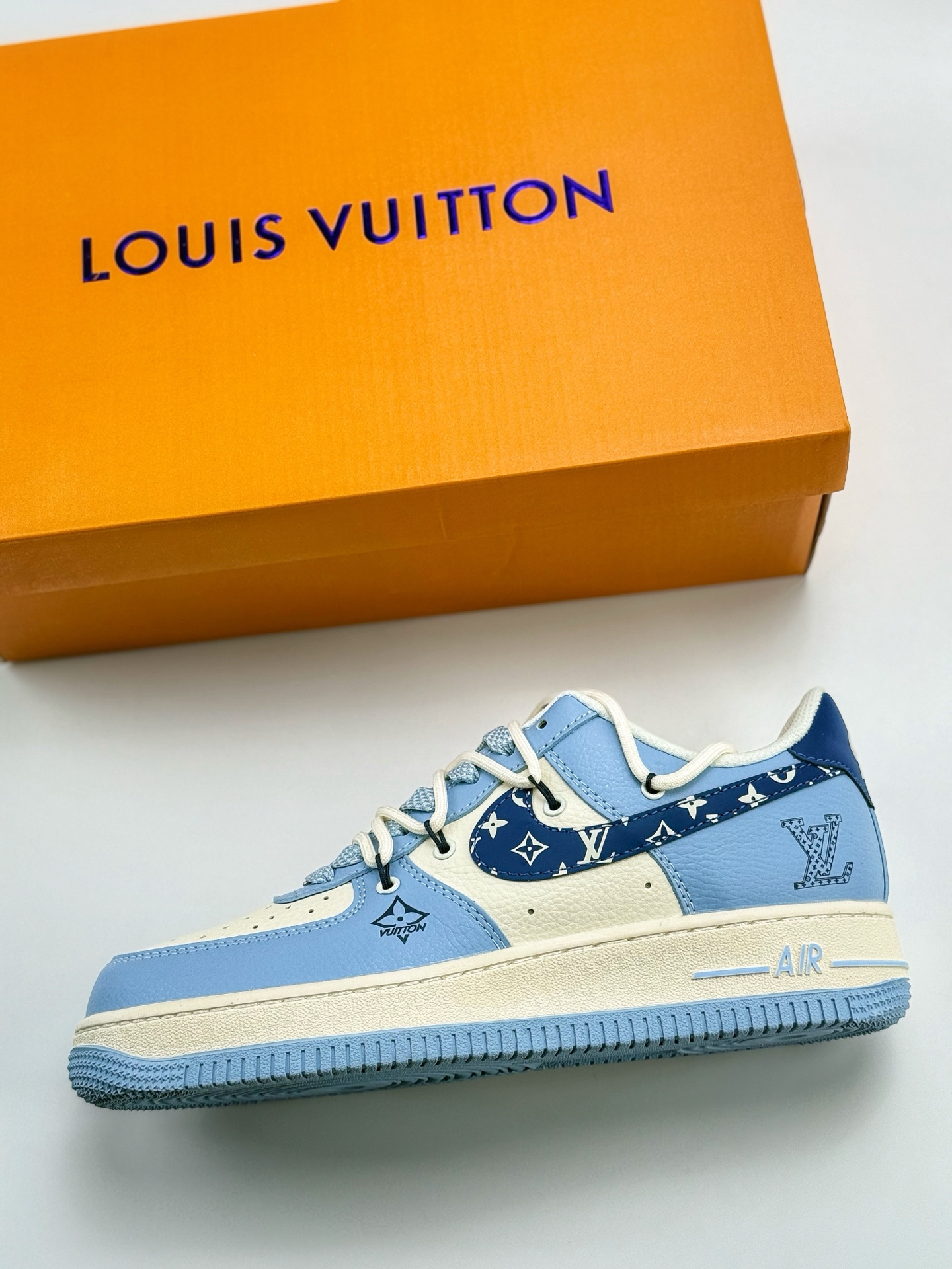 260 Nike Air Force 1 Low 07 x Louis Vuitton 白蓝绑带满天星  DM6868-059