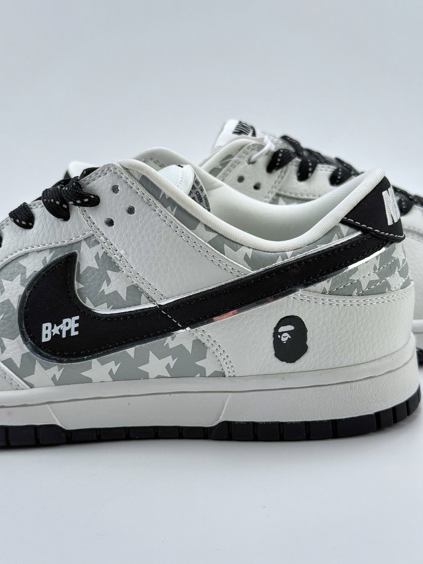 Nike SB Dunk Low x BAPE 白黑小钩 CS1688-104
