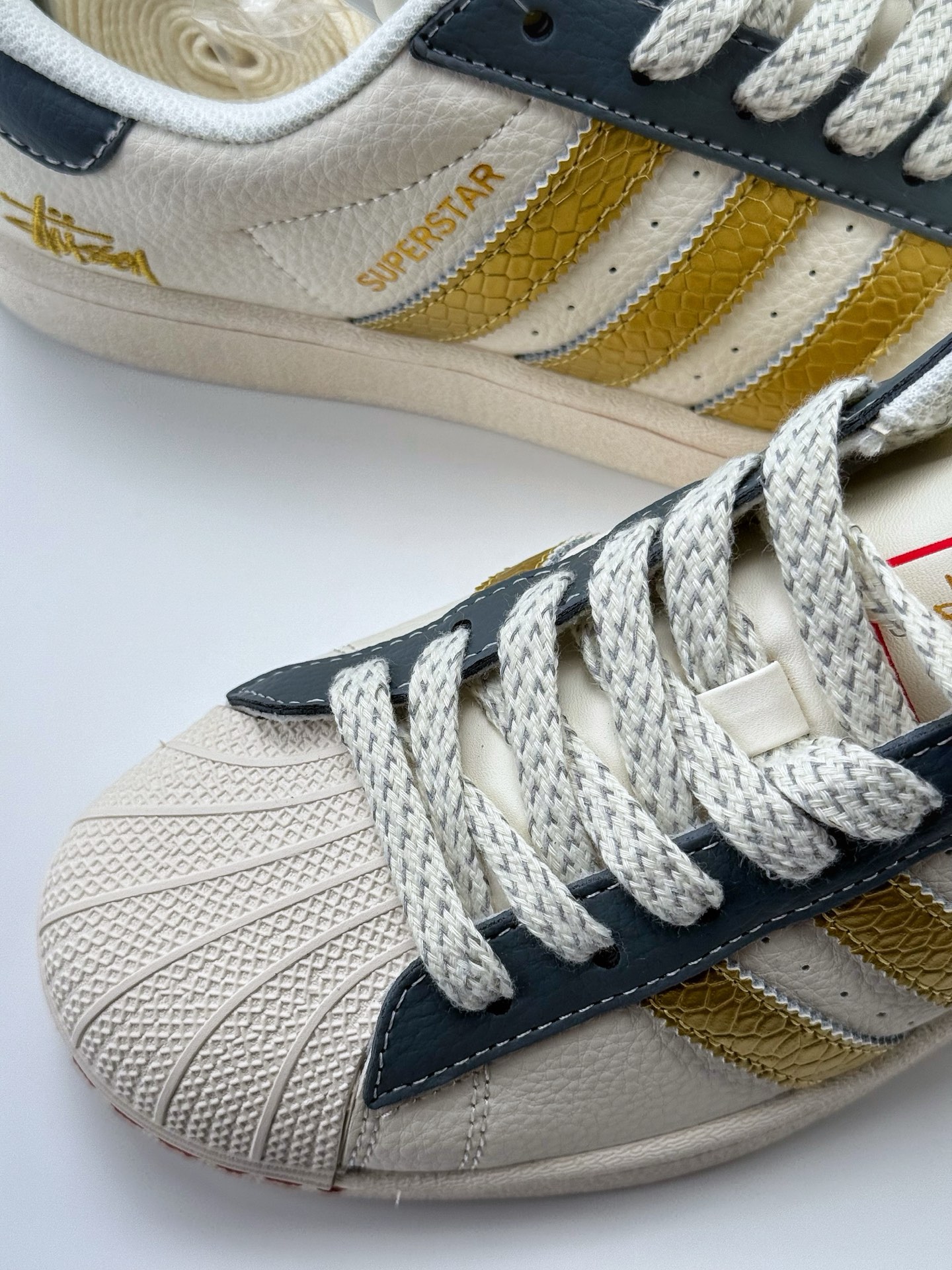 220 AD Originals Superstar x Stussy 白蓝金满天星   BZ2530