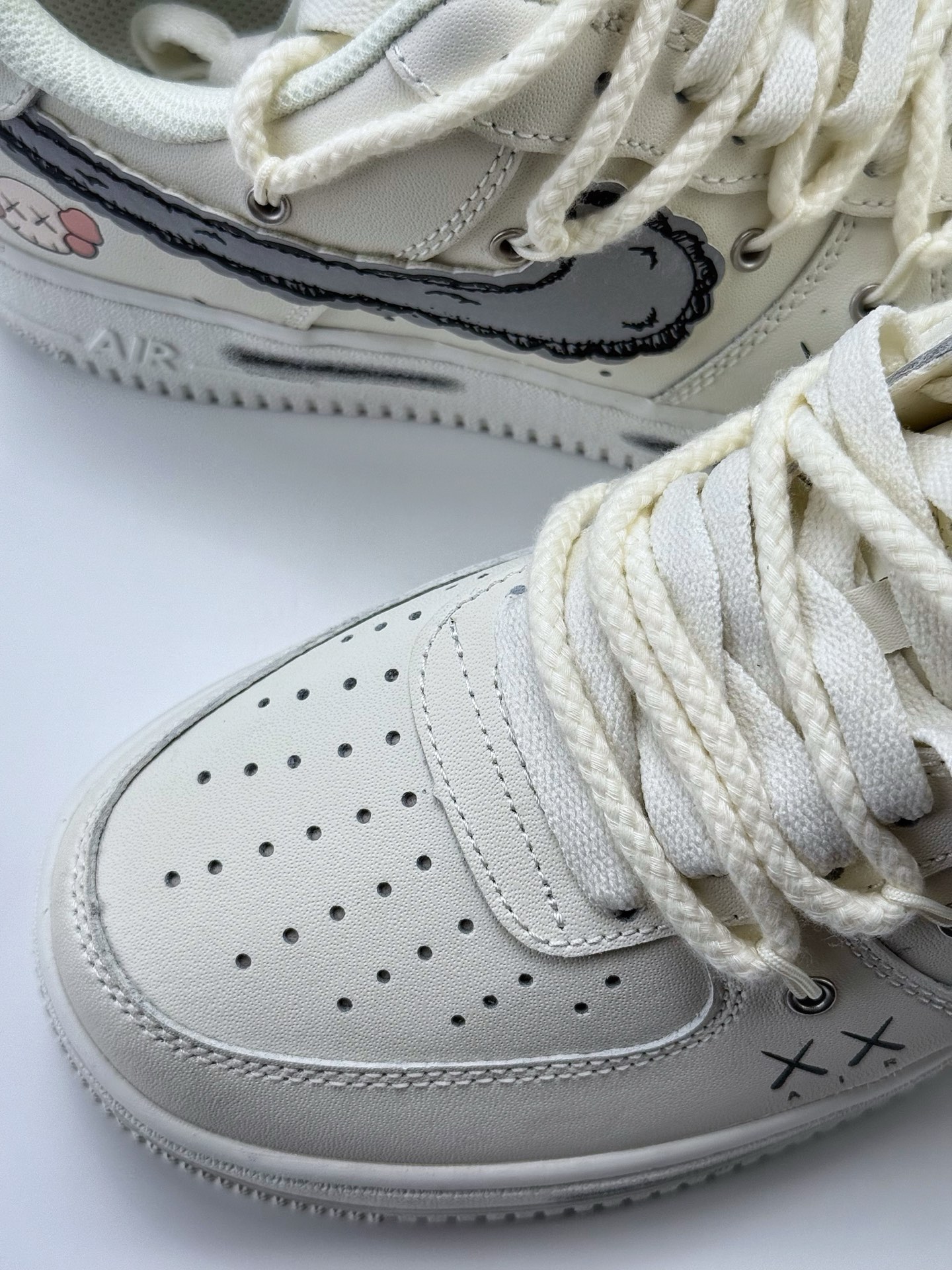 260 Nike Air Force 1 Low 07 x KAWS 白灰绑带  SL 888811