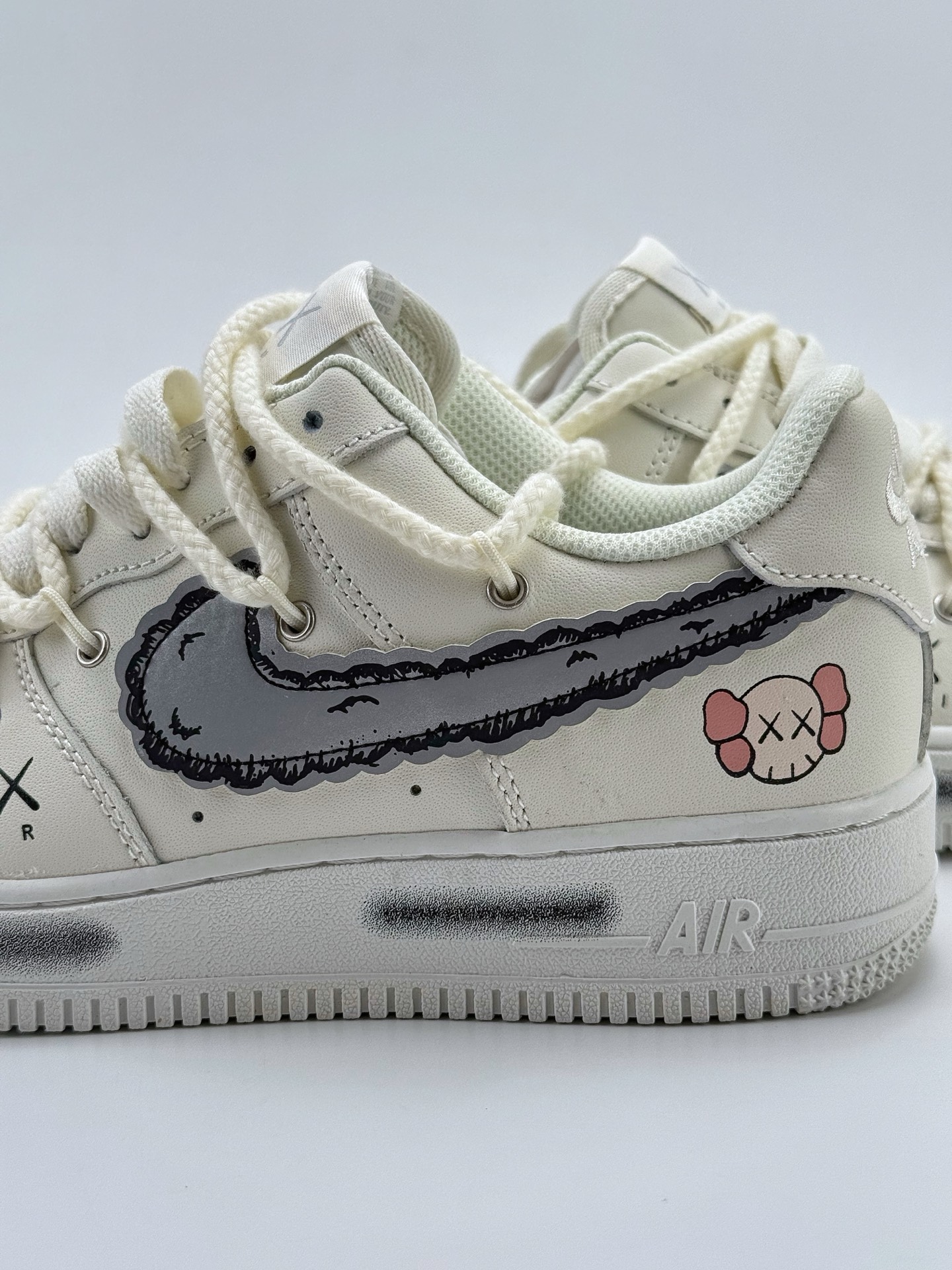 260 Nike Air Force 1 Low 07 x KAWS 白灰绑带  SL 888811