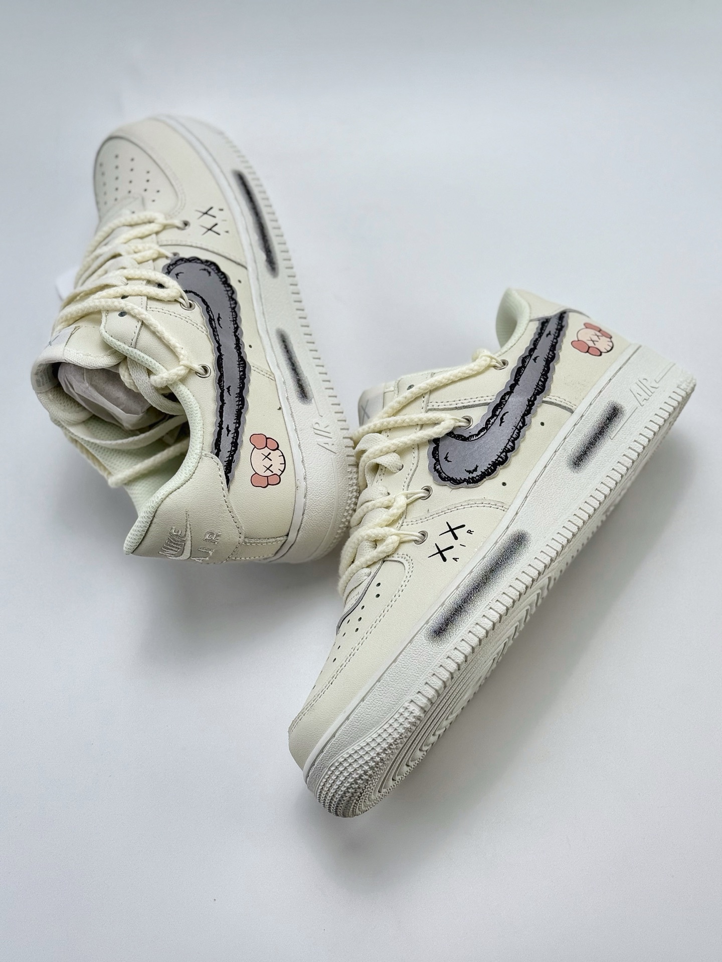 260 Nike Air Force 1 Low 07 x KAWS 白灰绑带  SL 888811