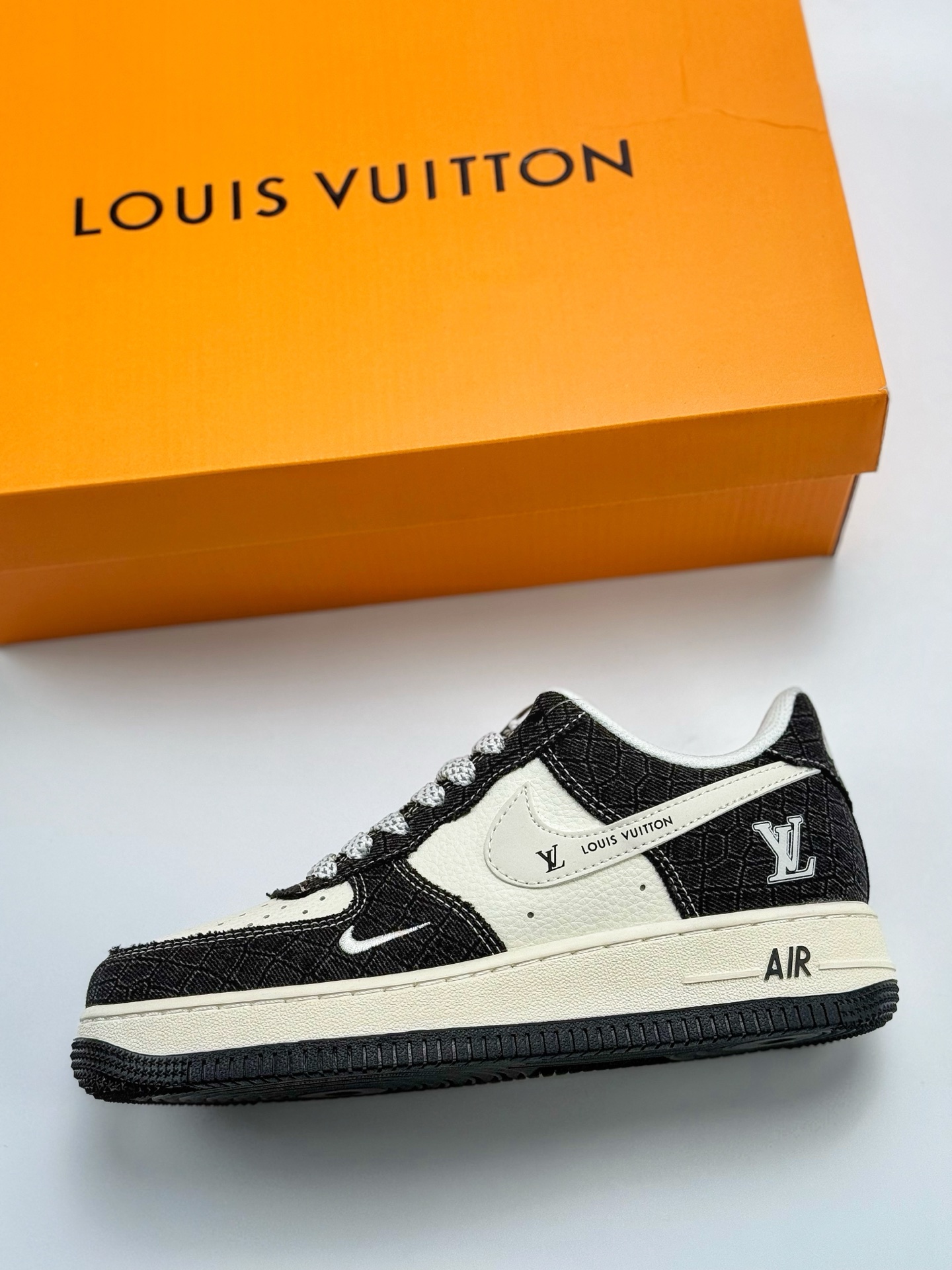 260 Nike Air Force 1 Low 07 x Louis Vuitton 黑白小钩满天星  XS1958-550