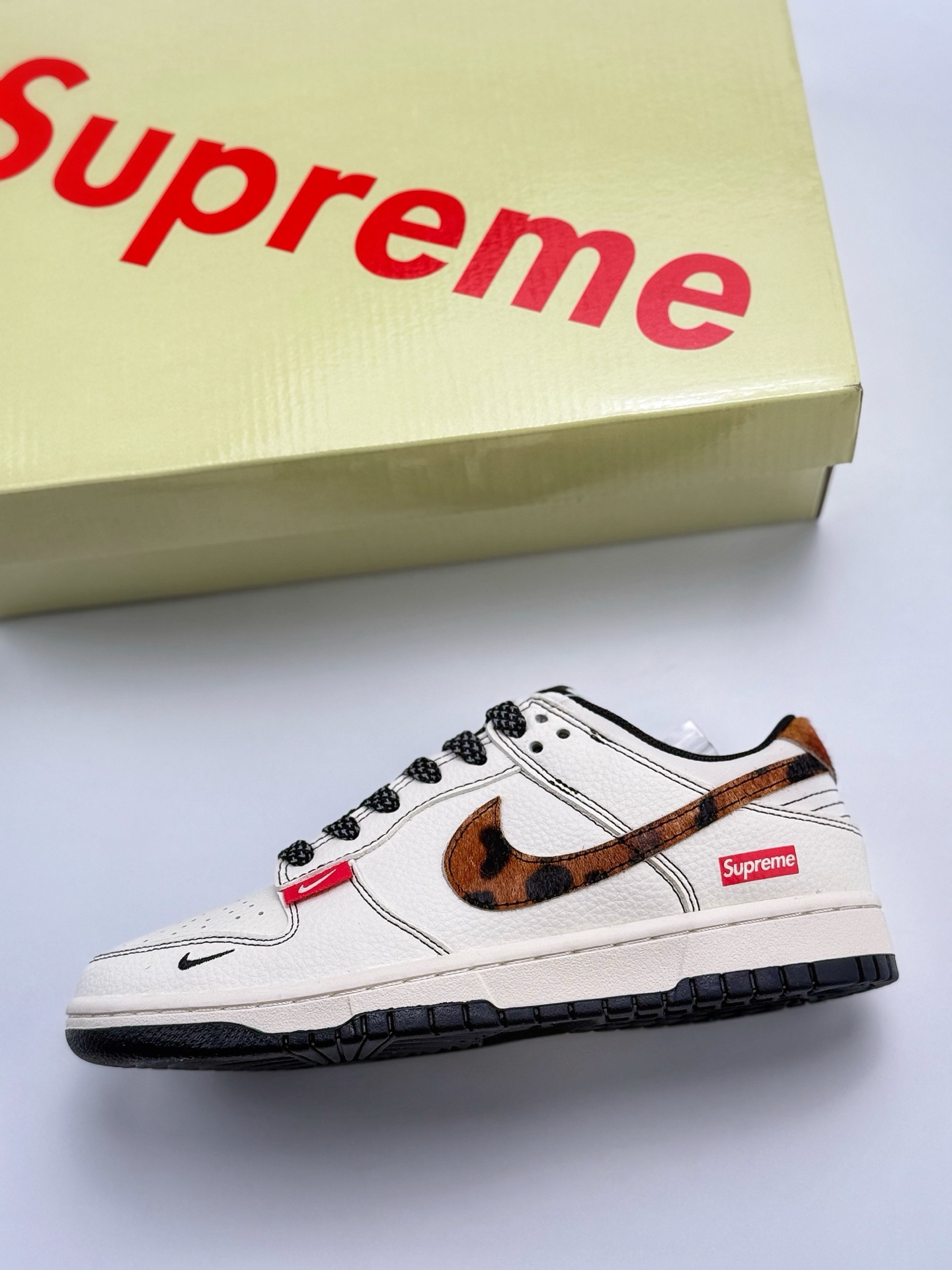 Nike SB Dunk Low x Supreme 白黑小钩马毛满天星 ZH2598-269