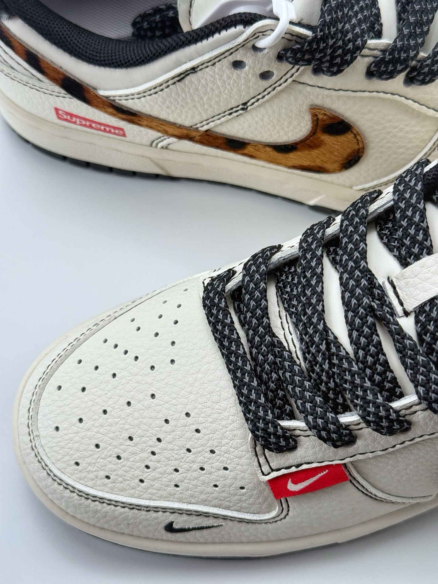 Nike SB Dunk Low x Supreme 白黑小钩马毛满天星 ZH2598-269