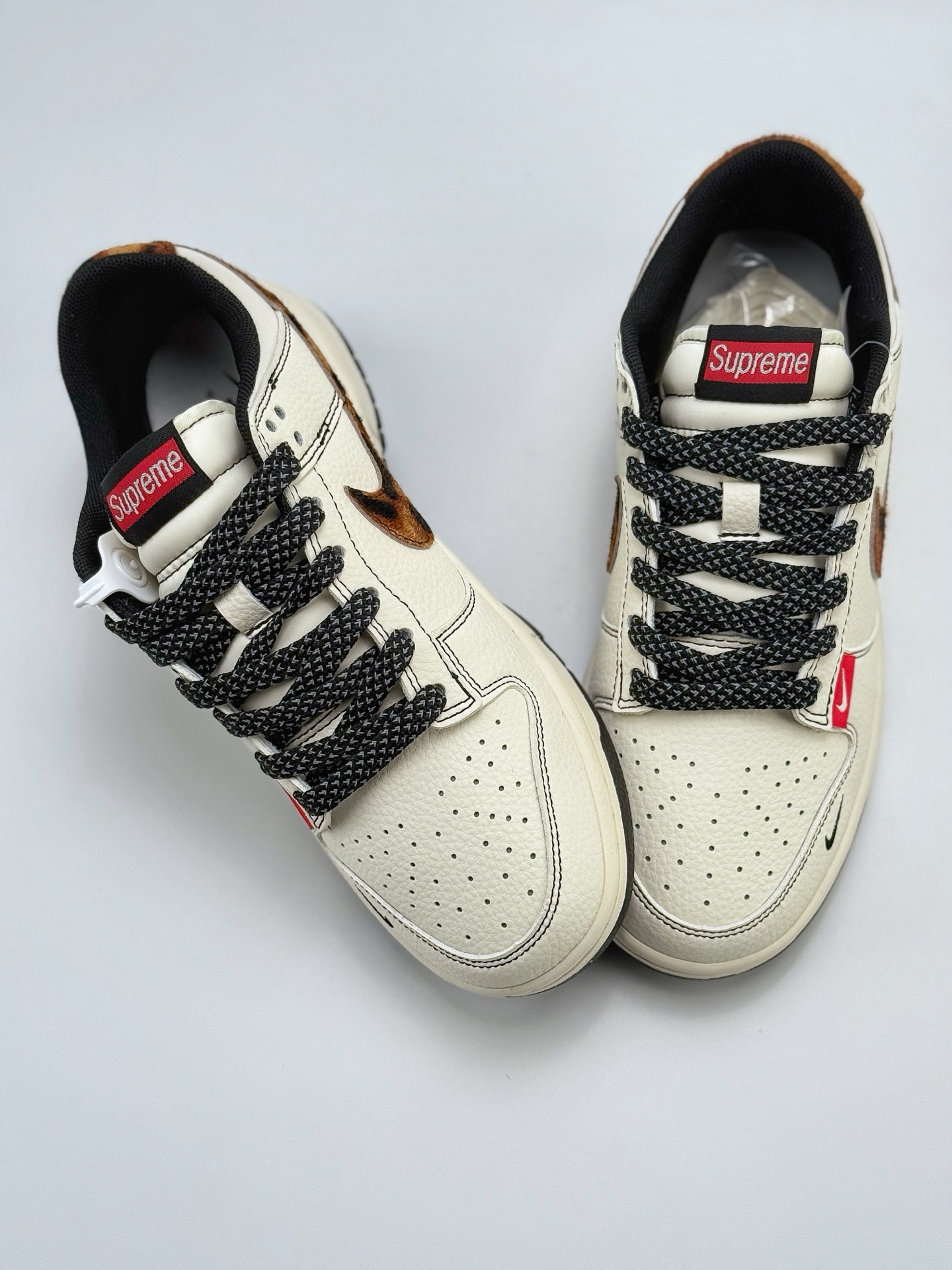 Nike SB Dunk Low x Supreme 白黑小钩马毛满天星 ZH2598-269