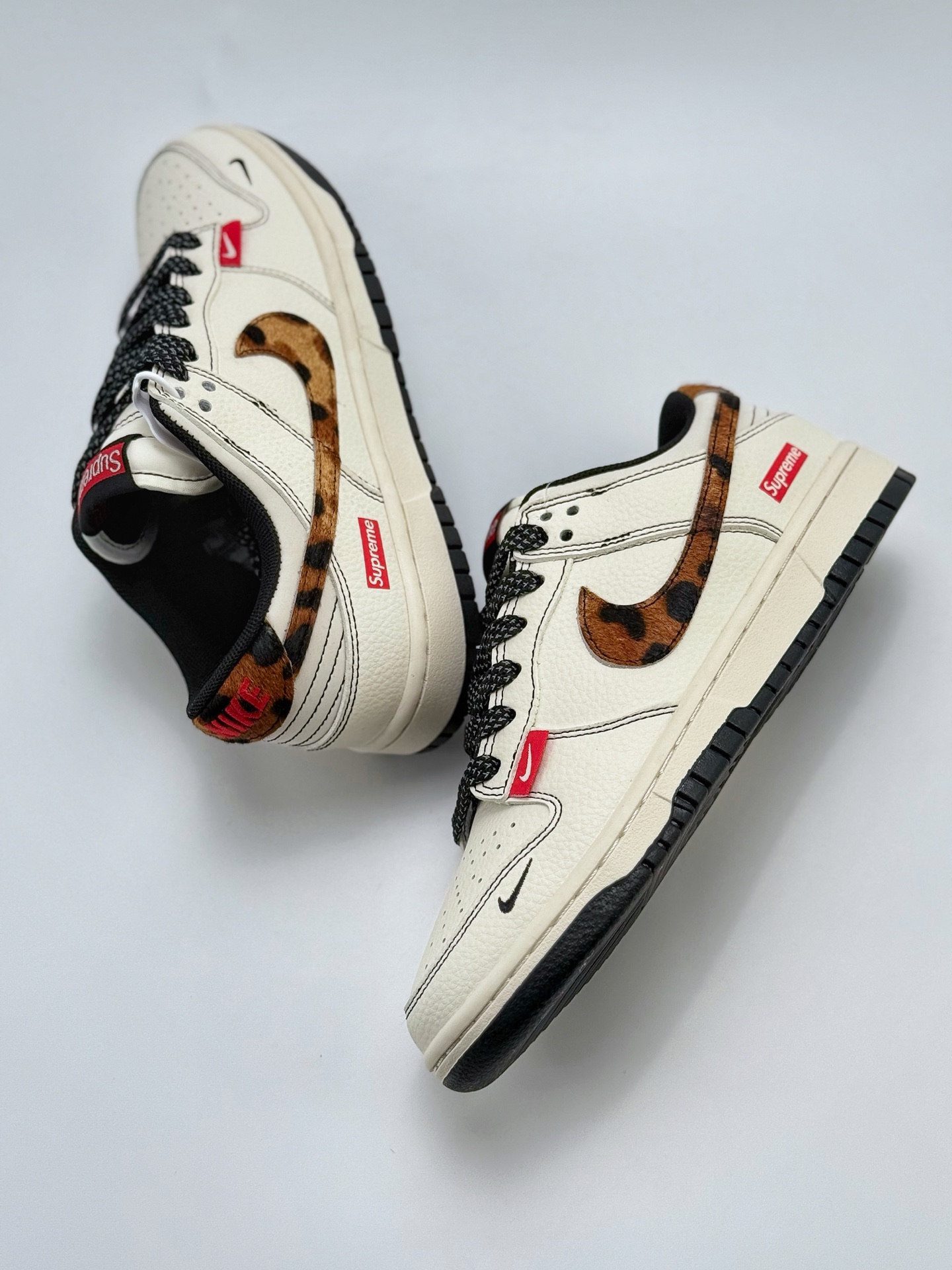 Nike SB Dunk Low x Supreme 白黑小钩马毛满天星 ZH2598-269