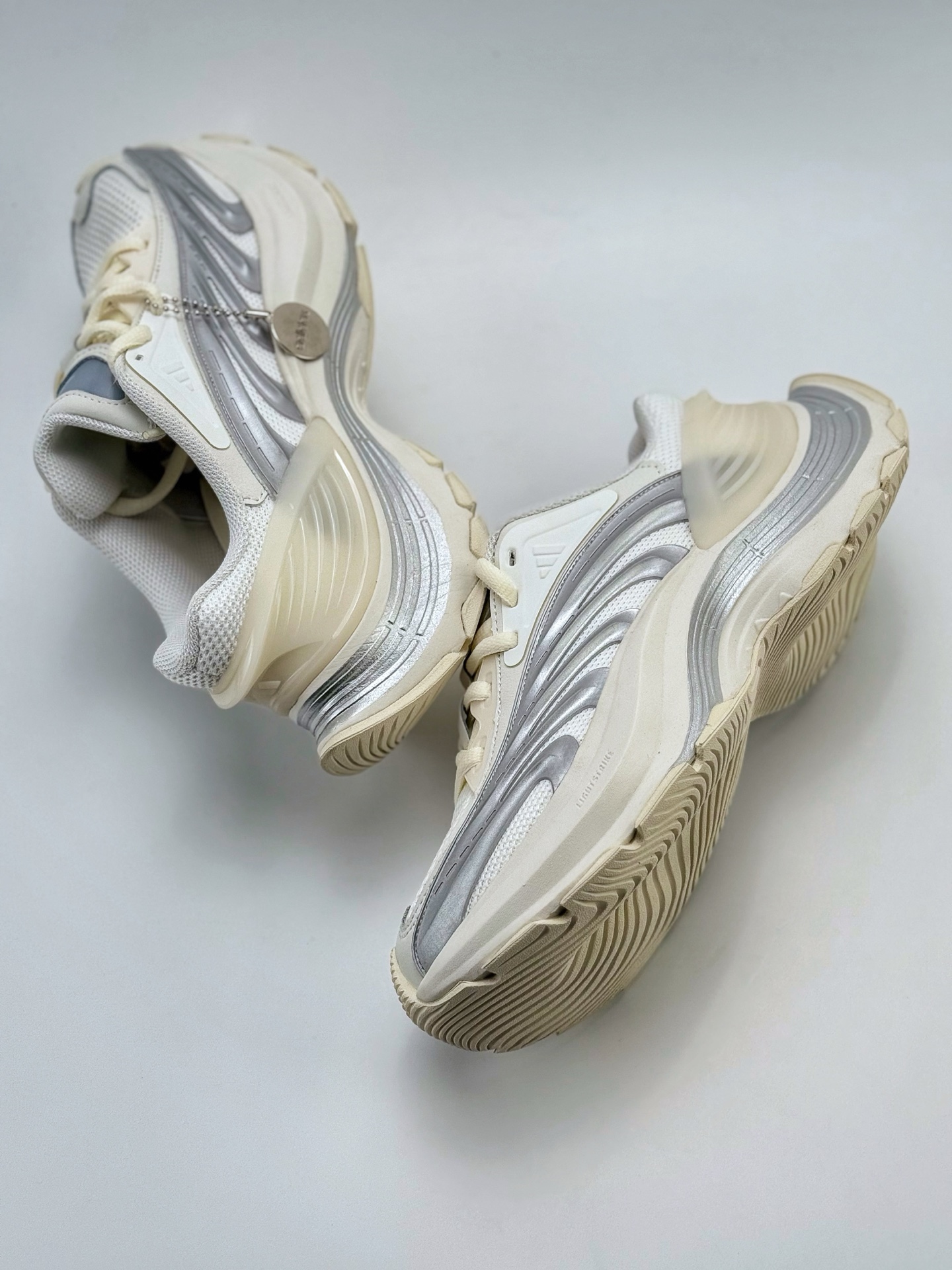 230 Adidas Vento XLG MTW 宽底舒适防滑缓震低帮跑步鞋  JR6390