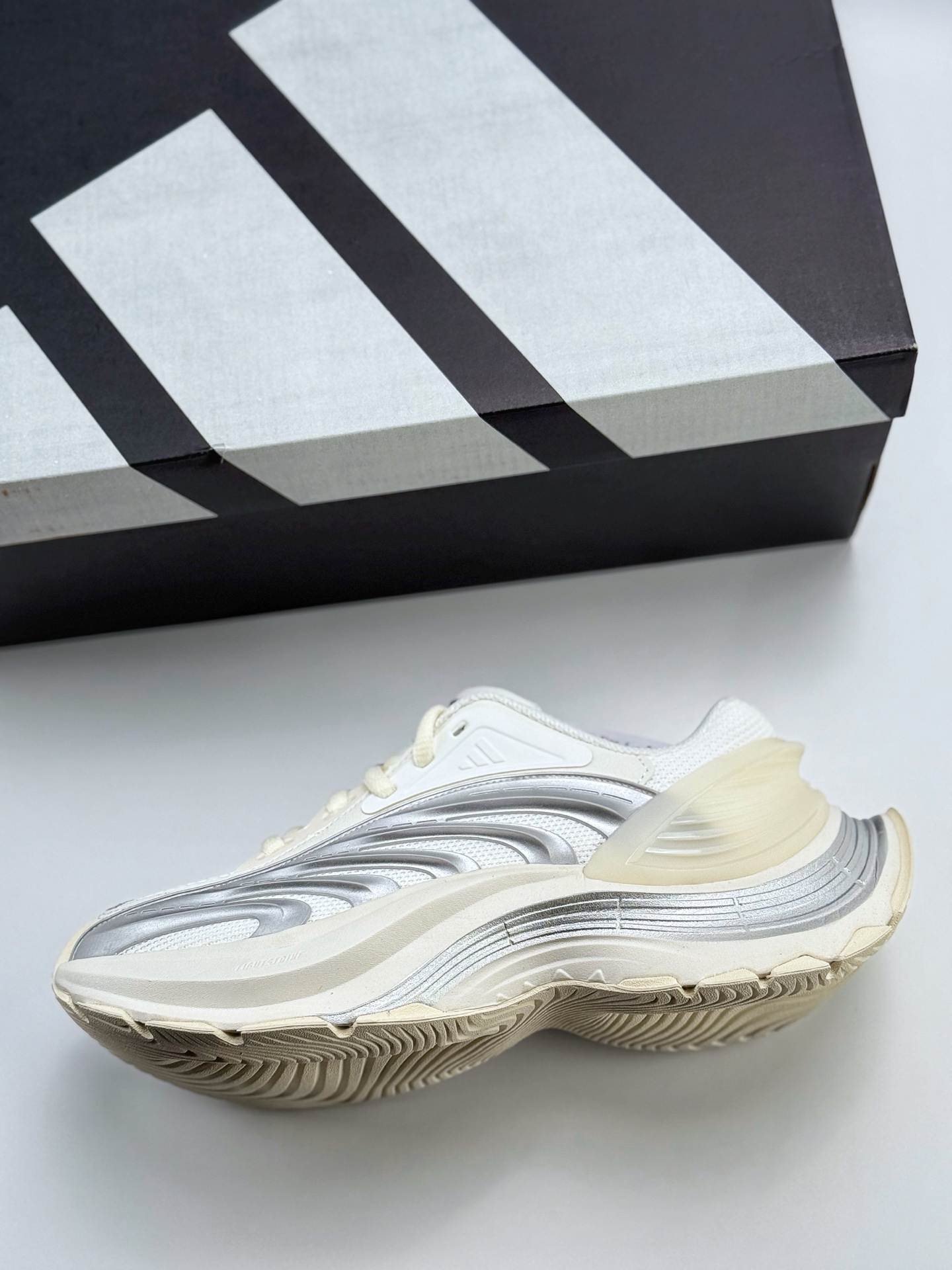 230 Adidas Vento XLG MTW 宽底舒适防滑缓震低帮跑步鞋  JR6390