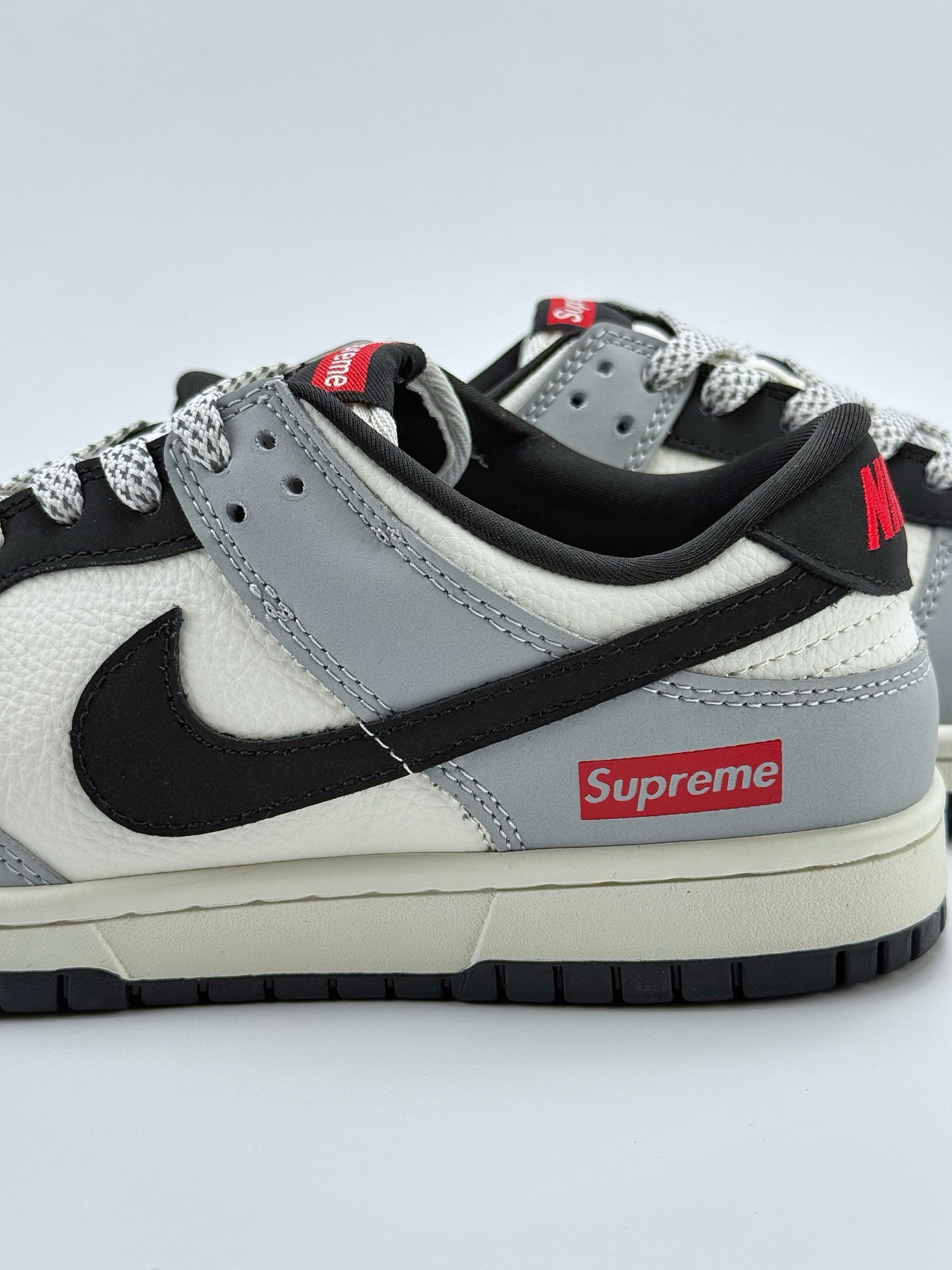 240 Nike SB Dunk Low x Supreme 白灰黑小钩满天星  XY2026-152