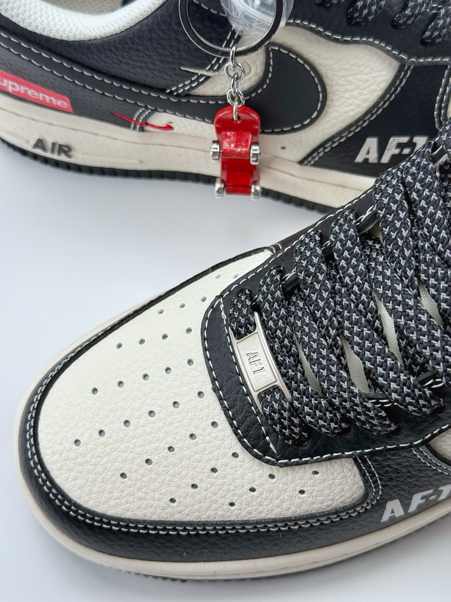 260 Nike Air Force 1 Low 07 x Supreme 黑白双小钩满天星 HH7518-053