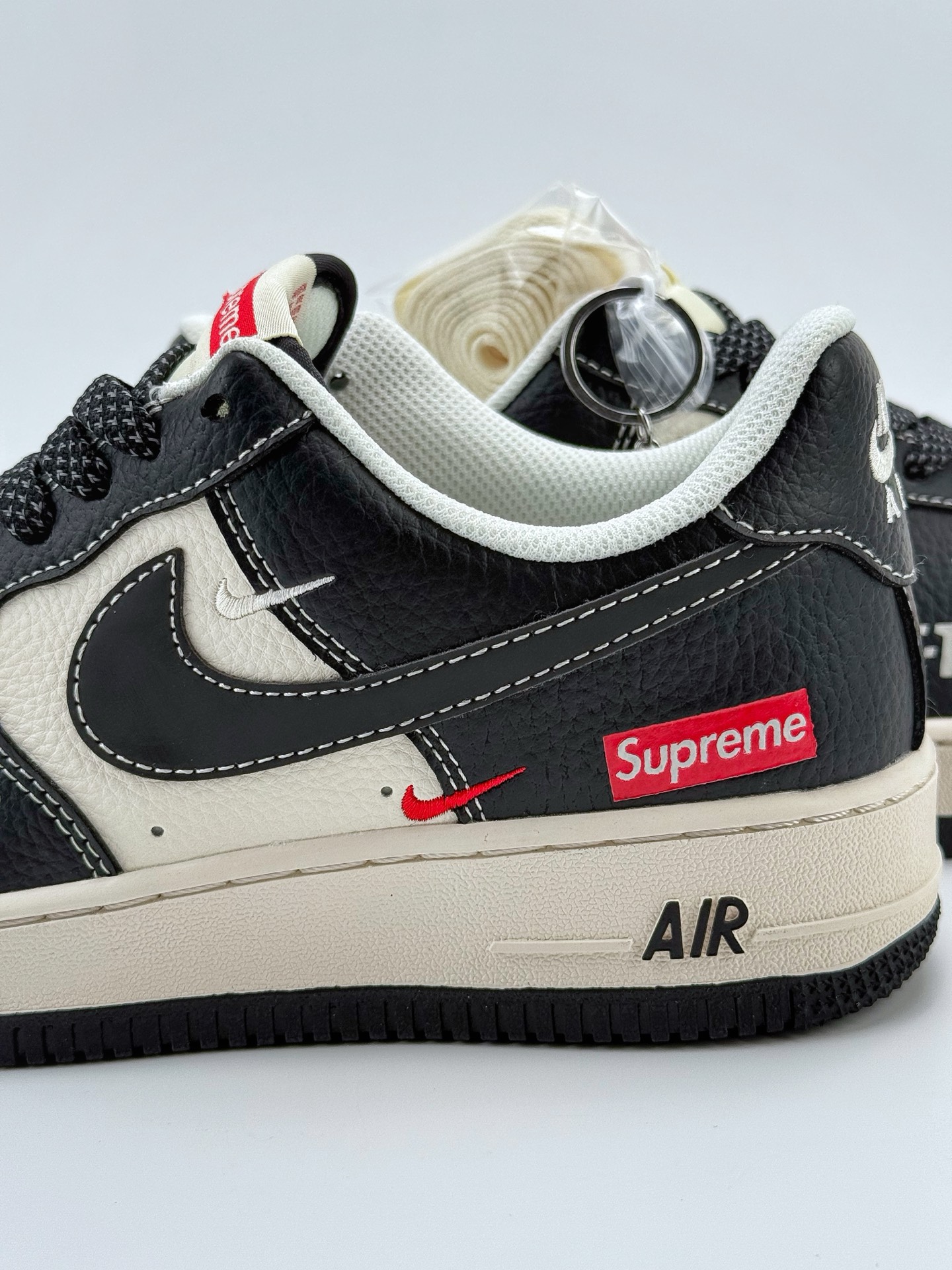 260 Nike Air Force 1 Low 07 x Supreme 黑白双小钩满天星 HH7518-053