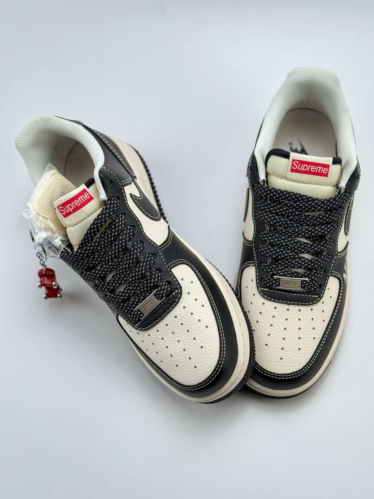 260 Nike Air Force 1 Low 07 x Supreme 黑白双小钩满天星 HH7518-053