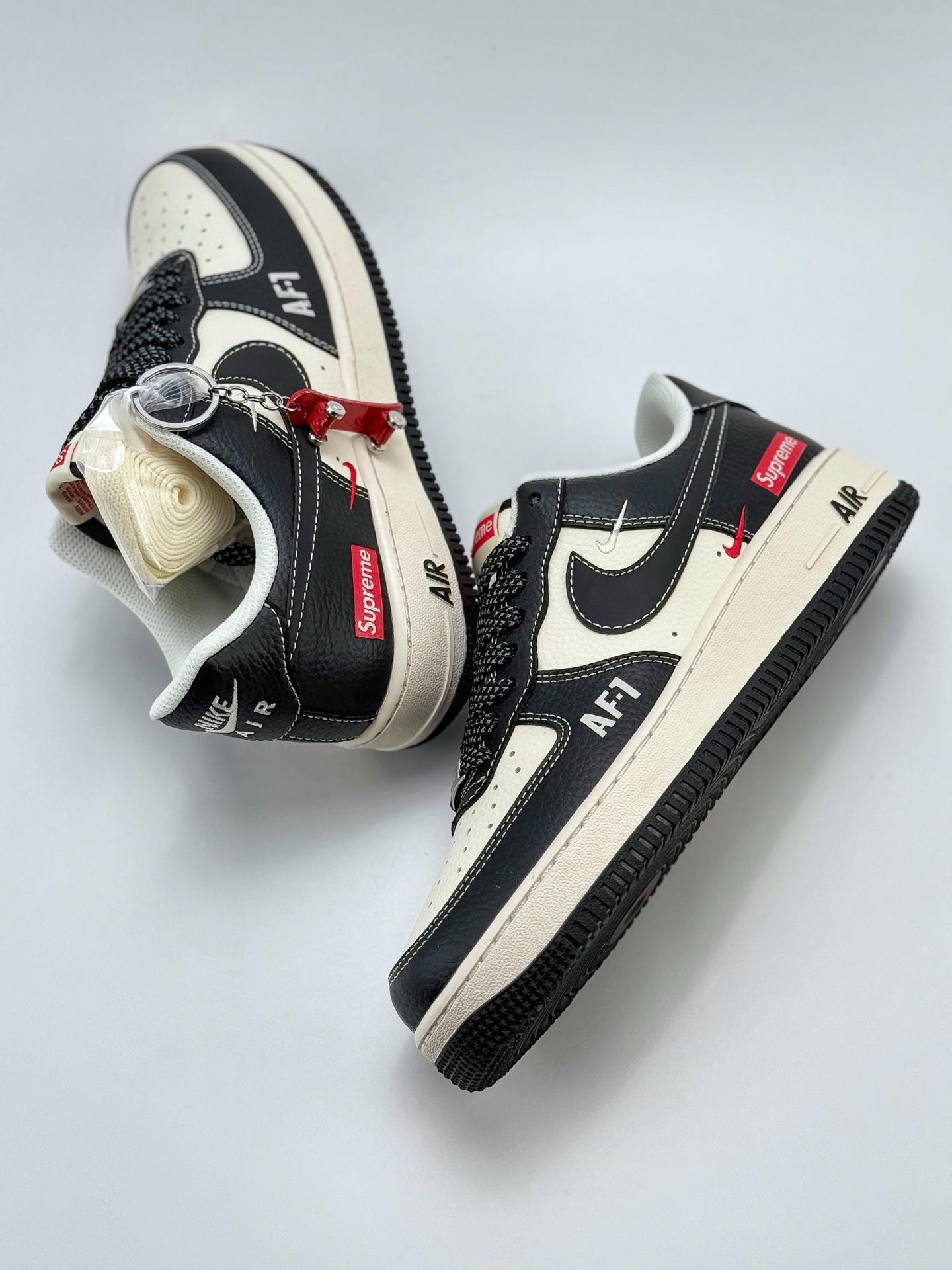 260 Nike Air Force 1 Low 07 x Supreme 黑白双小钩满天星 HH7518-053