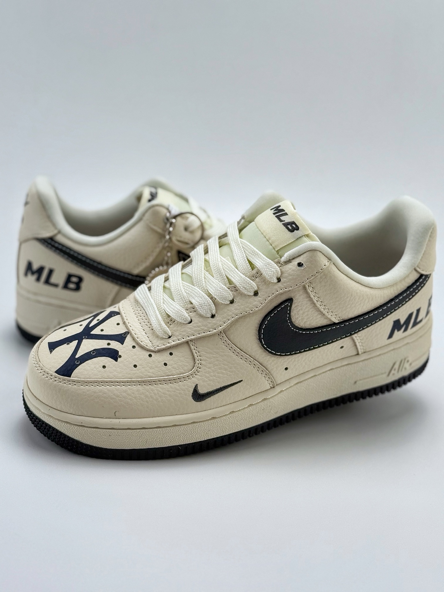 Nike Air Force 1 Low 07 x MLB 白黑小钩 DF0188-051