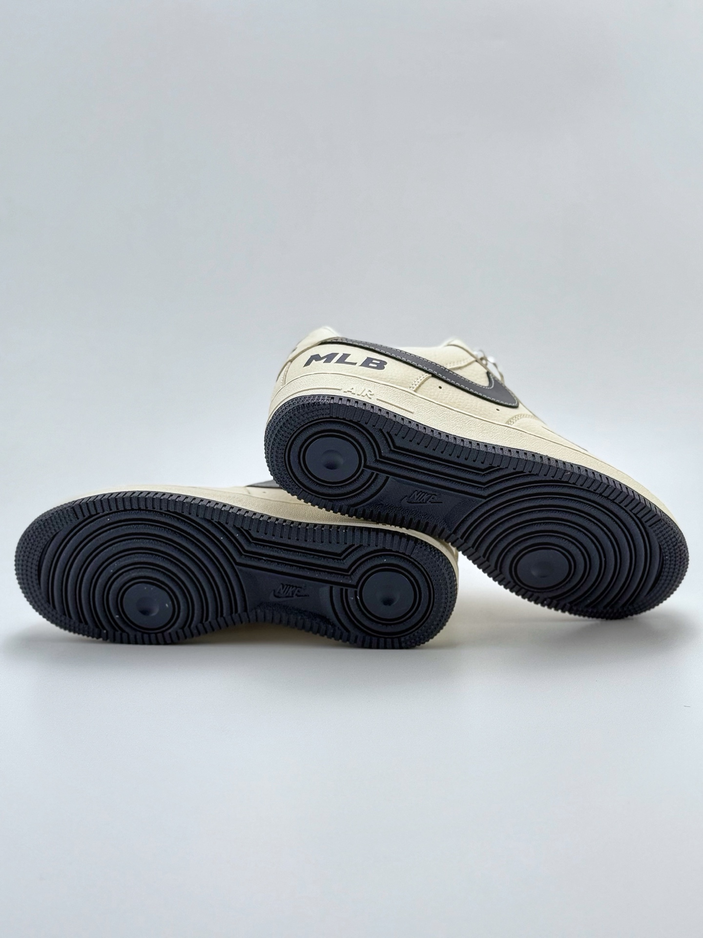 Nike Air Force 1 Low 07 x MLB 白黑小钩 DF0188-051