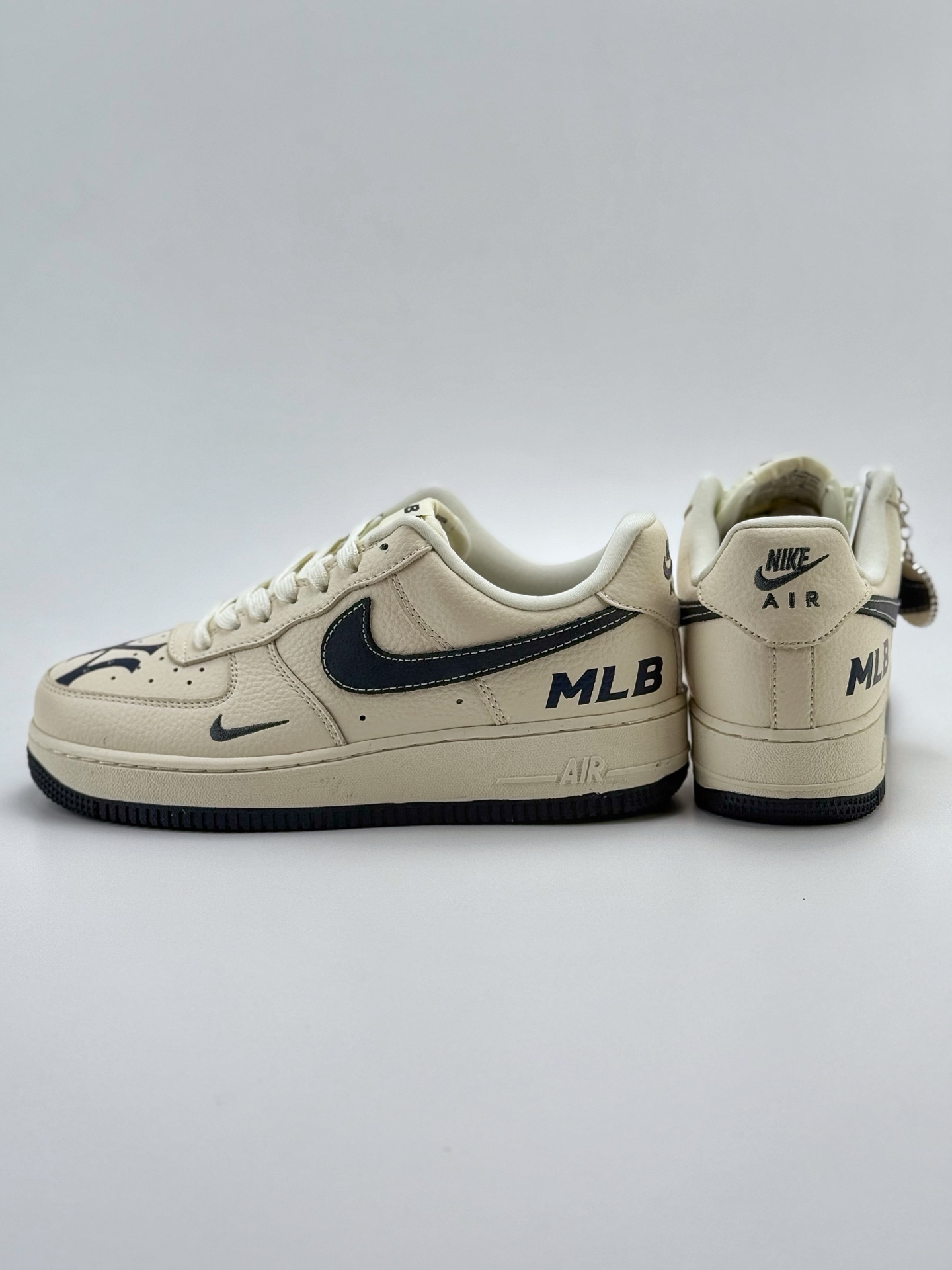 Nike Air Force 1 Low 07 x MLB 白黑小钩 DF0188-051
