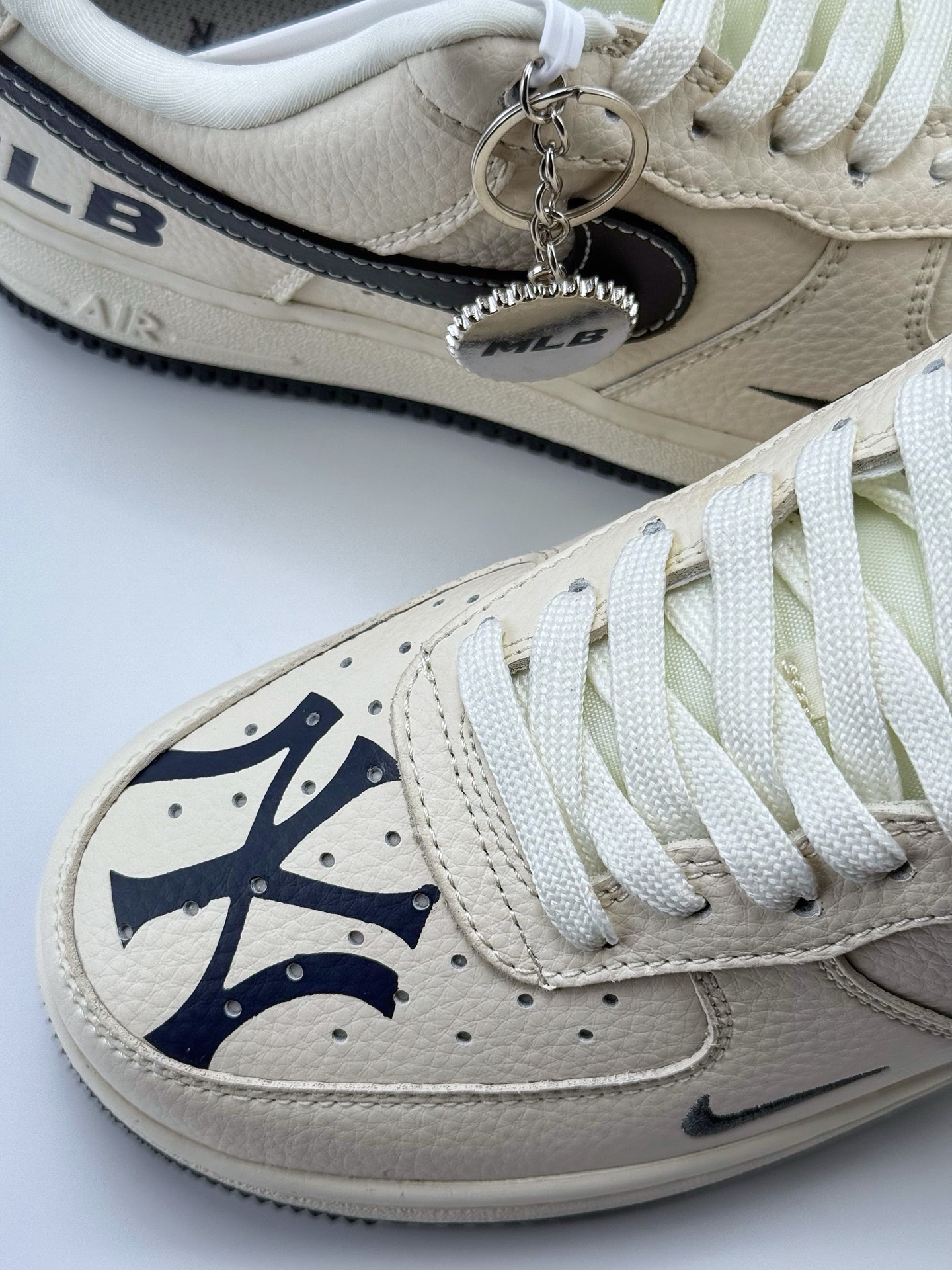 Nike Air Force 1 Low 07 x MLB 白黑小钩 DF0188-051