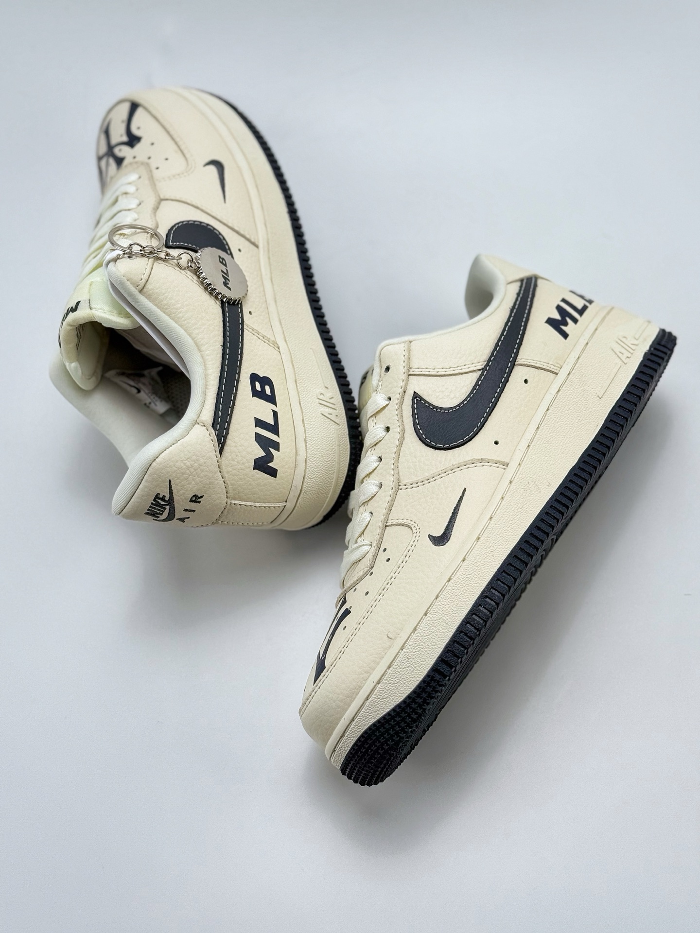 Nike Air Force 1 Low 07 x MLB 白黑小钩 DF0188-051