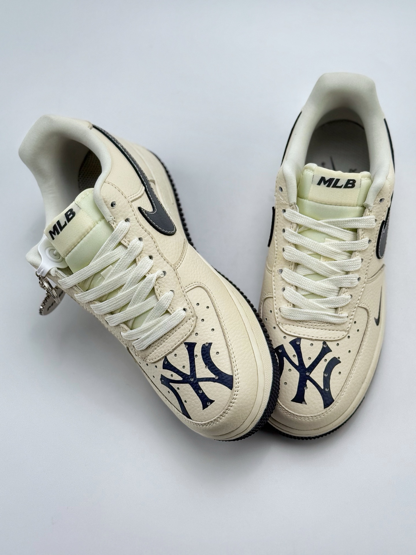 Nike Air Force 1 Low 07 x MLB 白黑小钩 DF0188-051