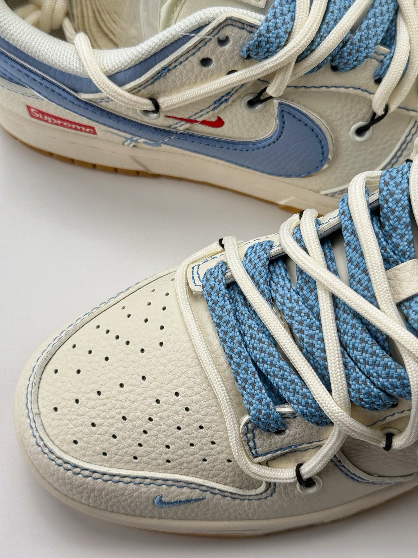 Nike SB Dunk Low x Supreme 白蓝红三小钩绑带满天星 FC1688-216