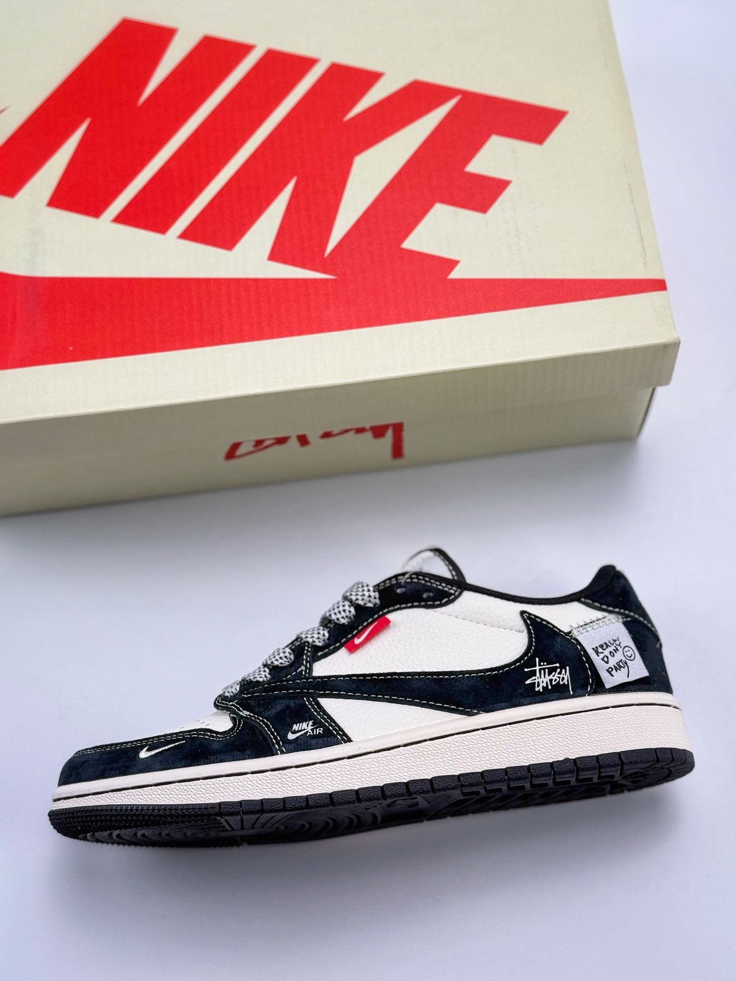 280 Travis Scott x Nike Air Jordan 1 Low x Stussy  Air Jordan 1 Low 反转黑白小钩布贴满天星倒钩  YX5066-299