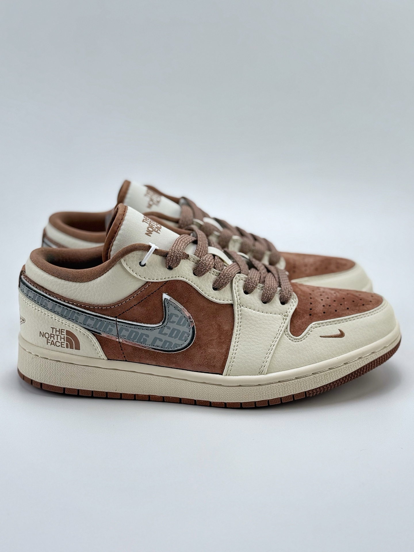 240 Air Jordan 1 Retro Low x The North Face x CDG 白棕小钩满天星 官方同步新色 原装级产物 拒绝公底 立体鞋型 细节完美 高清洁度  购置公司同步原材料 原汁原味 忠于原版  XS6086 005CC 码数：36 36.5 37.5 38 38.5 39 40 40.5 41 42 42.5 43 44 44.5 45