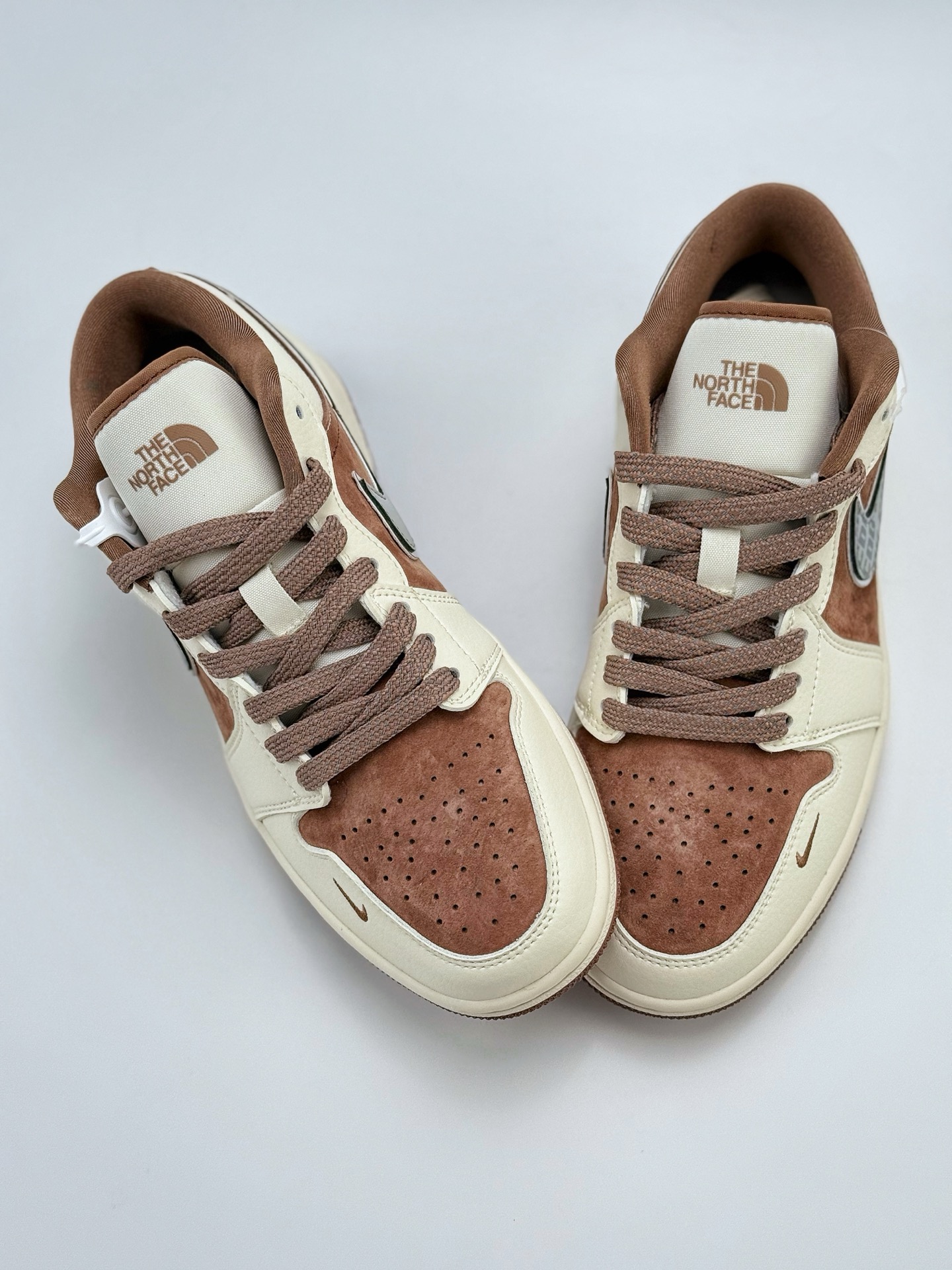 240 Air Jordan 1 Retro Low x The North Face x CDG 白棕小钩满天星 官方同步新色 原装级产物 拒绝公底 立体鞋型 细节完美 高清洁度  购置公司同步原材料 原汁原味 忠于原版  XS6086 005CC 码数：36 36.5 37.5 38 38.5 39 40 40.5 41 42 42.5 43 44 44.5 45