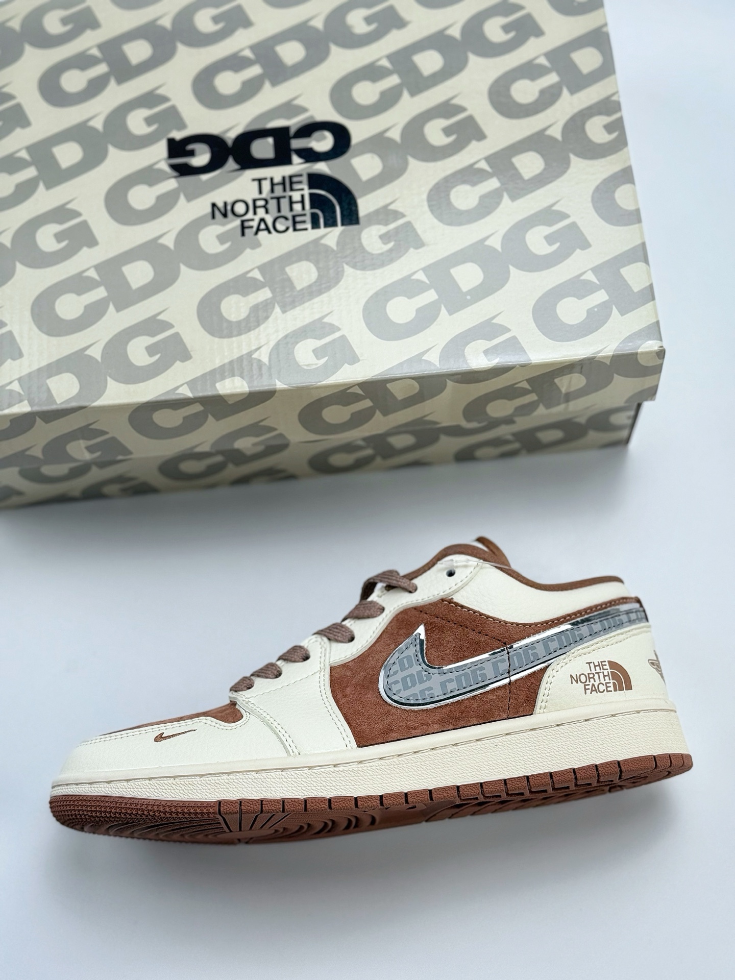 240 Air Jordan 1 Retro Low x The North Face x CDG 白棕小钩满天星 官方同步新色 原装级产物 拒绝公底 立体鞋型 细节完美 高清洁度  购置公司同步原材料 原汁原味 忠于原版  XS6086 005CC 码数：36 36.5 37.5 38 38.5 39 40 40.5 41 42 42.5 43 44 44.5 45