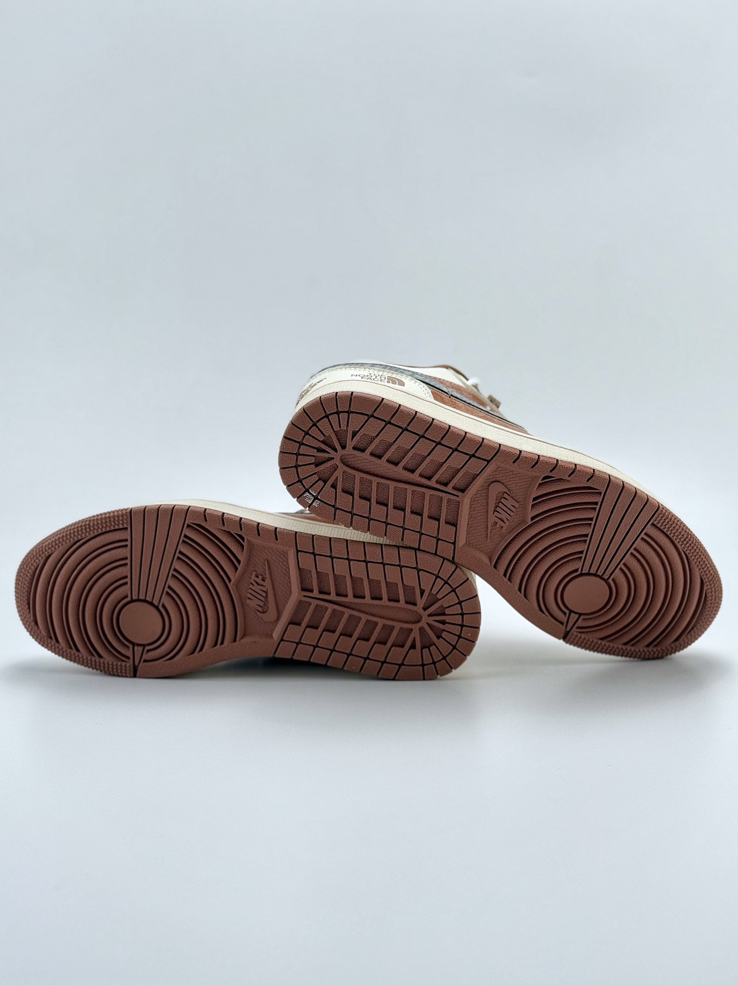 240 Air Jordan 1 Retro Low x The North Face x CDG 白棕小钩满天星 官方同步新色 原装级产物 拒绝公底 立体鞋型 细节完美 高清洁度  购置公司同步原材料 原汁原味 忠于原版  XS6086 005CC 码数：36 36.5 37.5 38 38.5 39 40 40.5 41 42 42.5 43 44 44.5 45