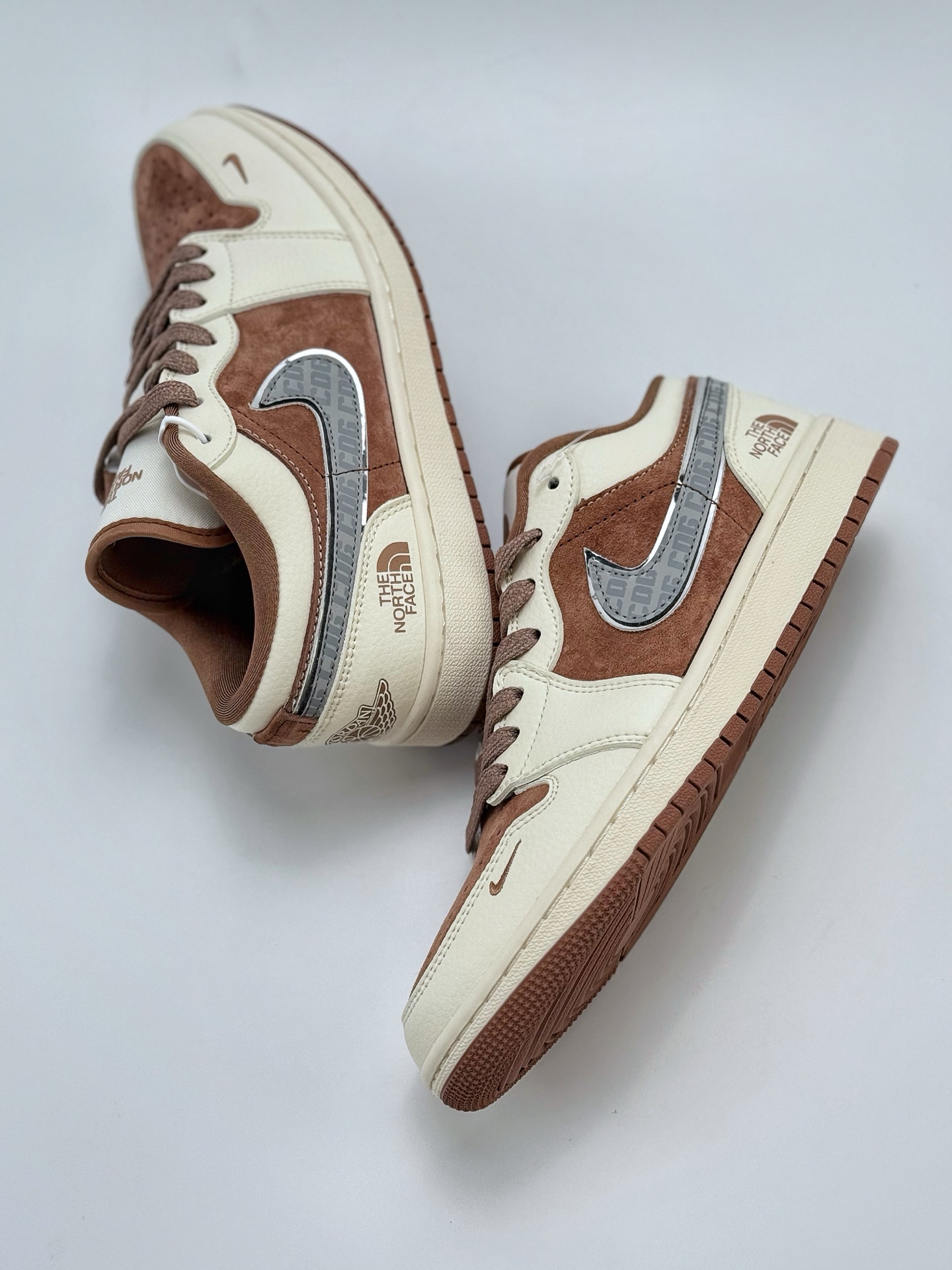 240 Air Jordan 1 Retro Low x The North Face x CDG 白棕小钩满天星 官方同步新色 原装级产物 拒绝公底 立体鞋型 细节完美 高清洁度  购置公司同步原材料 原汁原味 忠于原版  XS6086 005CC 码数：36 36.5 37.5 38 38.5 39 40 40.5 41 42 42.5 43 44 44.5 45