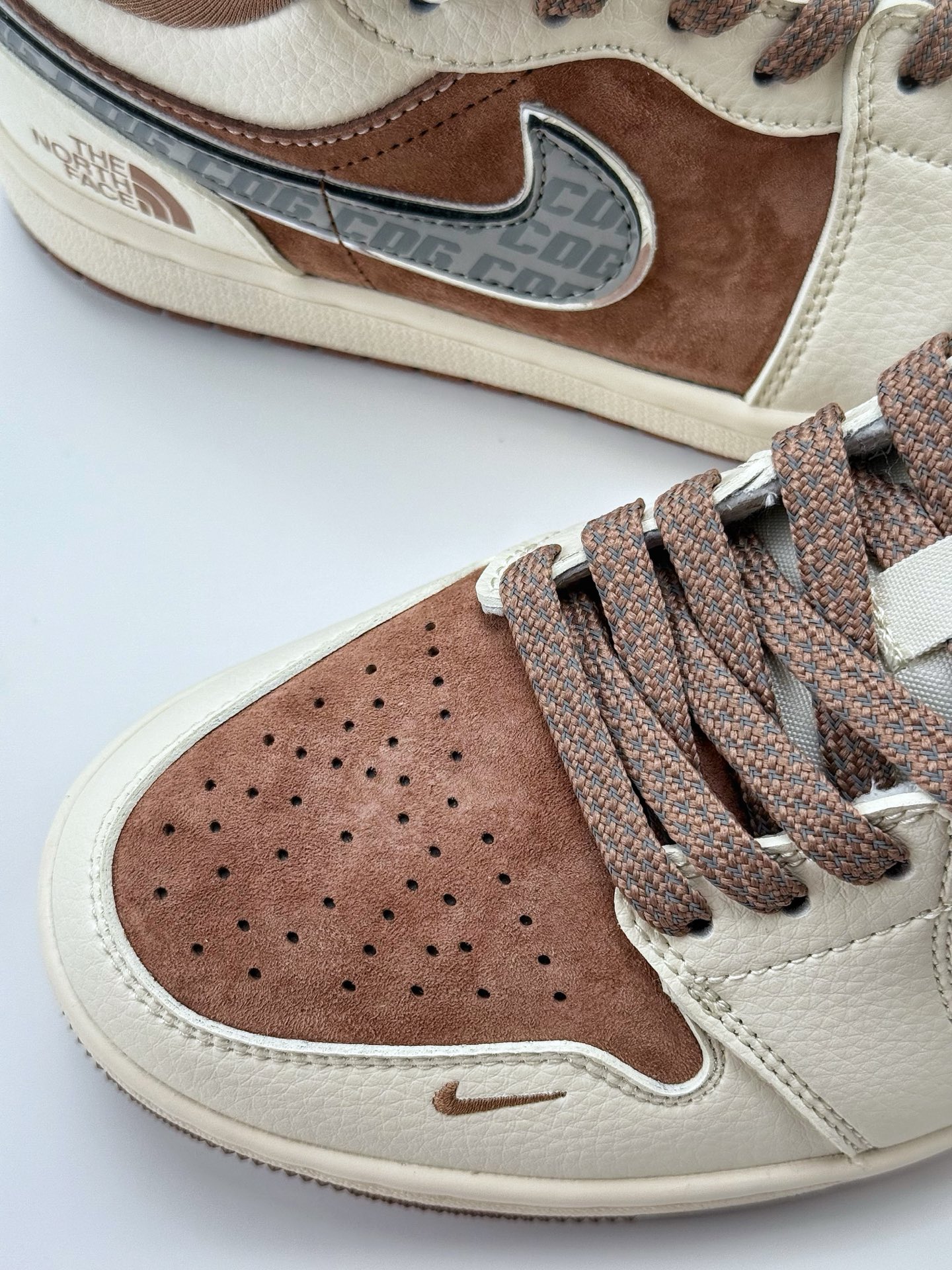 240 Air Jordan 1 Retro Low x The North Face x CDG 白棕小钩满天星 官方同步新色 原装级产物 拒绝公底 立体鞋型 细节完美 高清洁度  购置公司同步原材料 原汁原味 忠于原版  XS6086 005CC 码数：36 36.5 37.5 38 38.5 39 40 40.5 41 42 42.5 43 44 44.5 45