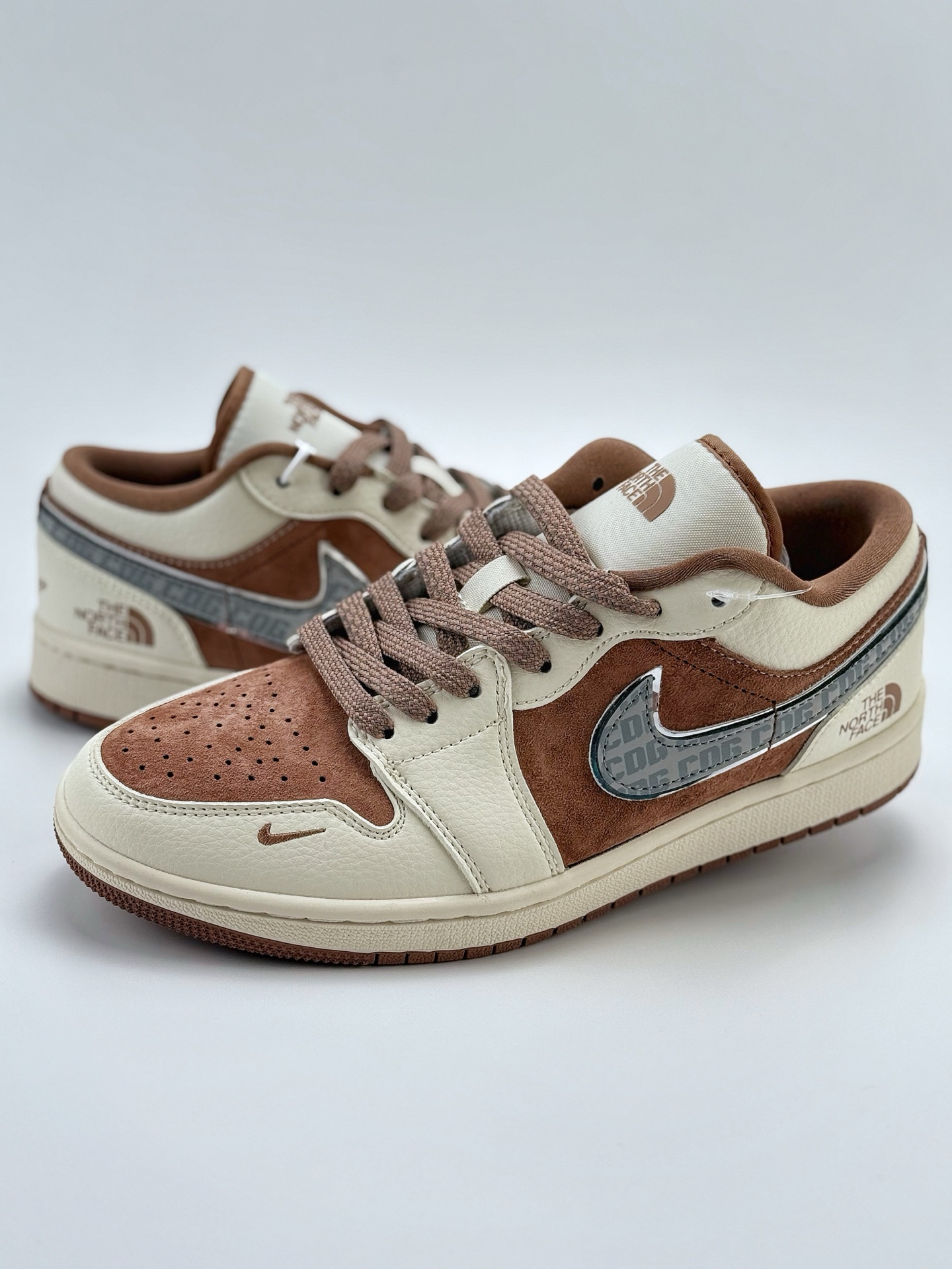 240 Air Jordan 1 Retro Low x The North Face x CDG 白棕小钩满天星 官方同步新色 原装级产物 拒绝公底 立体鞋型 细节完美 高清洁度  购置公司同步原材料 原汁原味 忠于原版  XS6086 005CC 码数：36 36.5 37.5 38 38.5 39 40 40.5 41 42 42.5 43 44 44.5 45