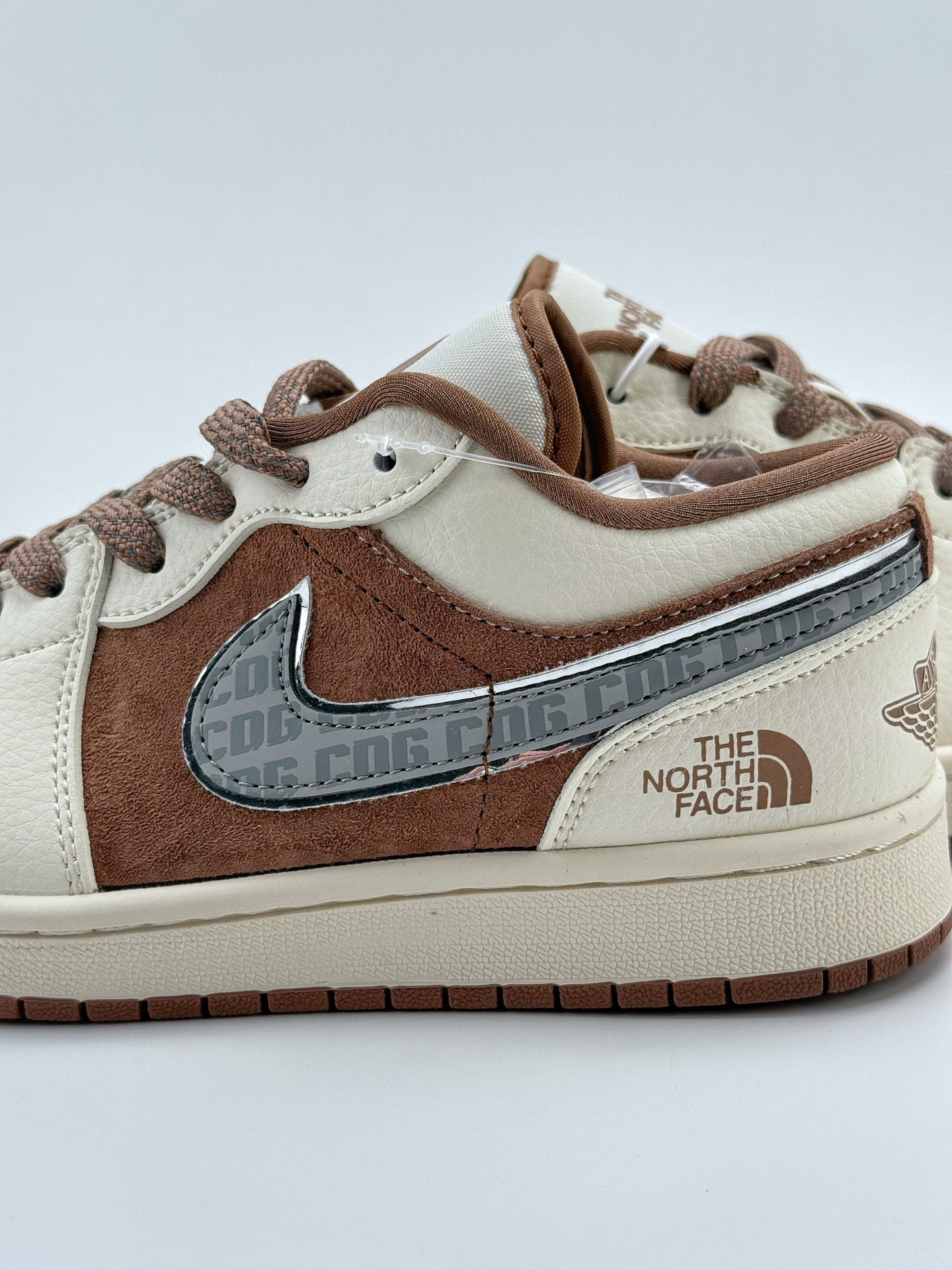 240 Air Jordan 1 Retro Low x The North Face x CDG 白棕小钩满天星 官方同步新色 原装级产物 拒绝公底 立体鞋型 细节完美 高清洁度  购置公司同步原材料 原汁原味 忠于原版  XS6086 005CC 码数：36 36.5 37.5 38 38.5 39 40 40.5 41 42 42.5 43 44 44.5 45