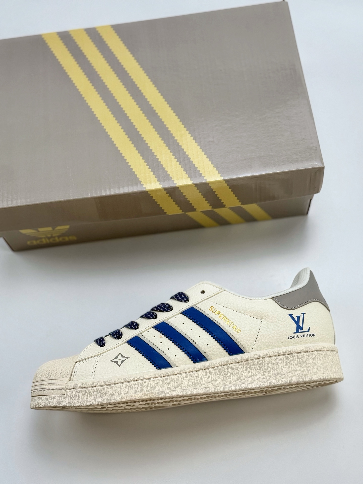 220 AD Originals Superstar x Louis Vuitton 白蓝 采用全新头层拼接皮革材质 后跟采用特色3D立体印字  渠道正品订单 诠释市场最高工艺水平 全鞋进口头层皮料打造 区别市面普通版本，进出专柜无压力   SD6806CC Size：36-45