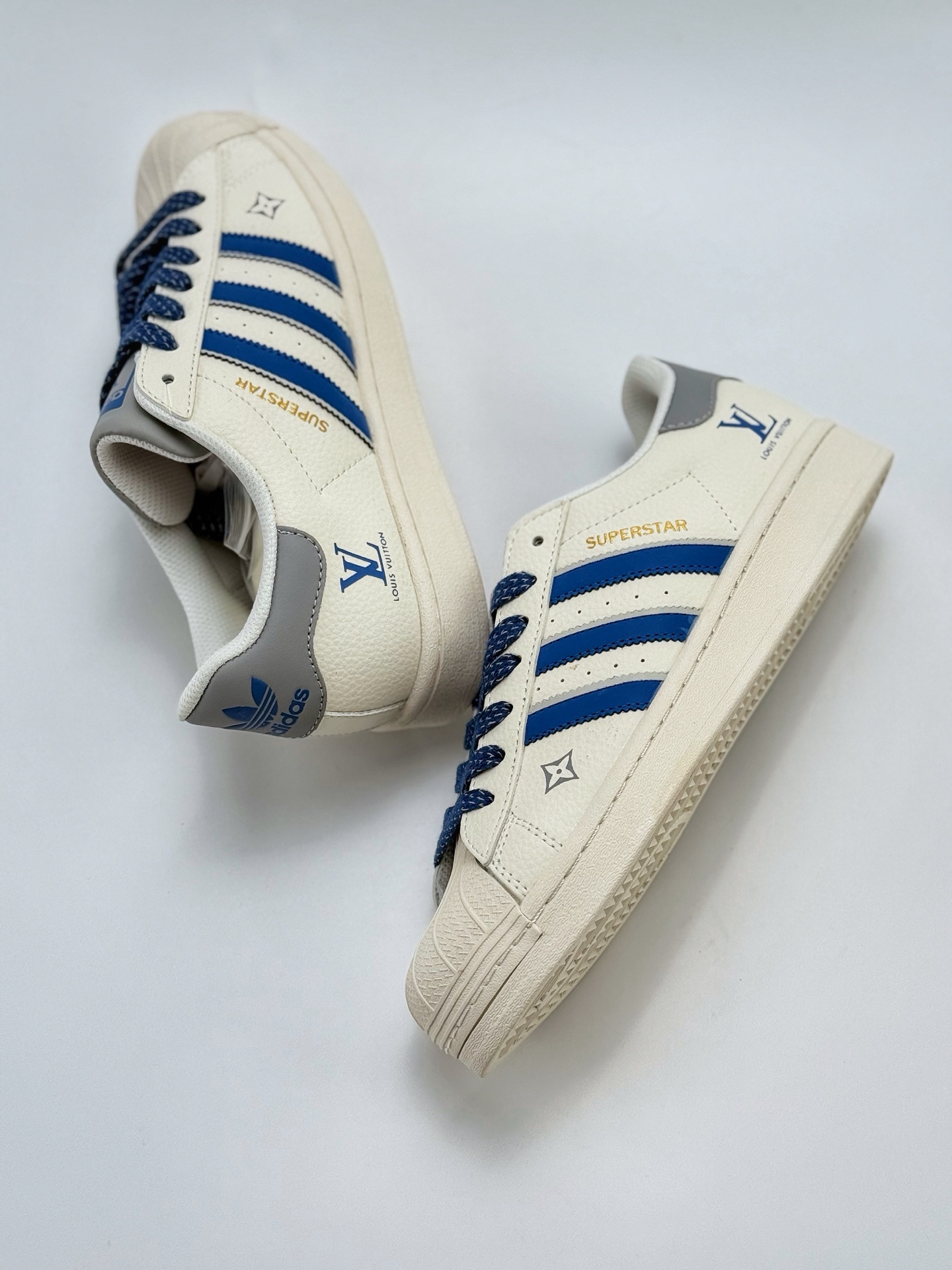 220 AD Originals Superstar x Louis Vuitton 白蓝 采用全新头层拼接皮革材质 后跟采用特色3D立体印字  渠道正品订单 诠释市场最高工艺水平 全鞋进口头层皮料打造 区别市面普通版本，进出专柜无压力   SD6806CC Size：36-45