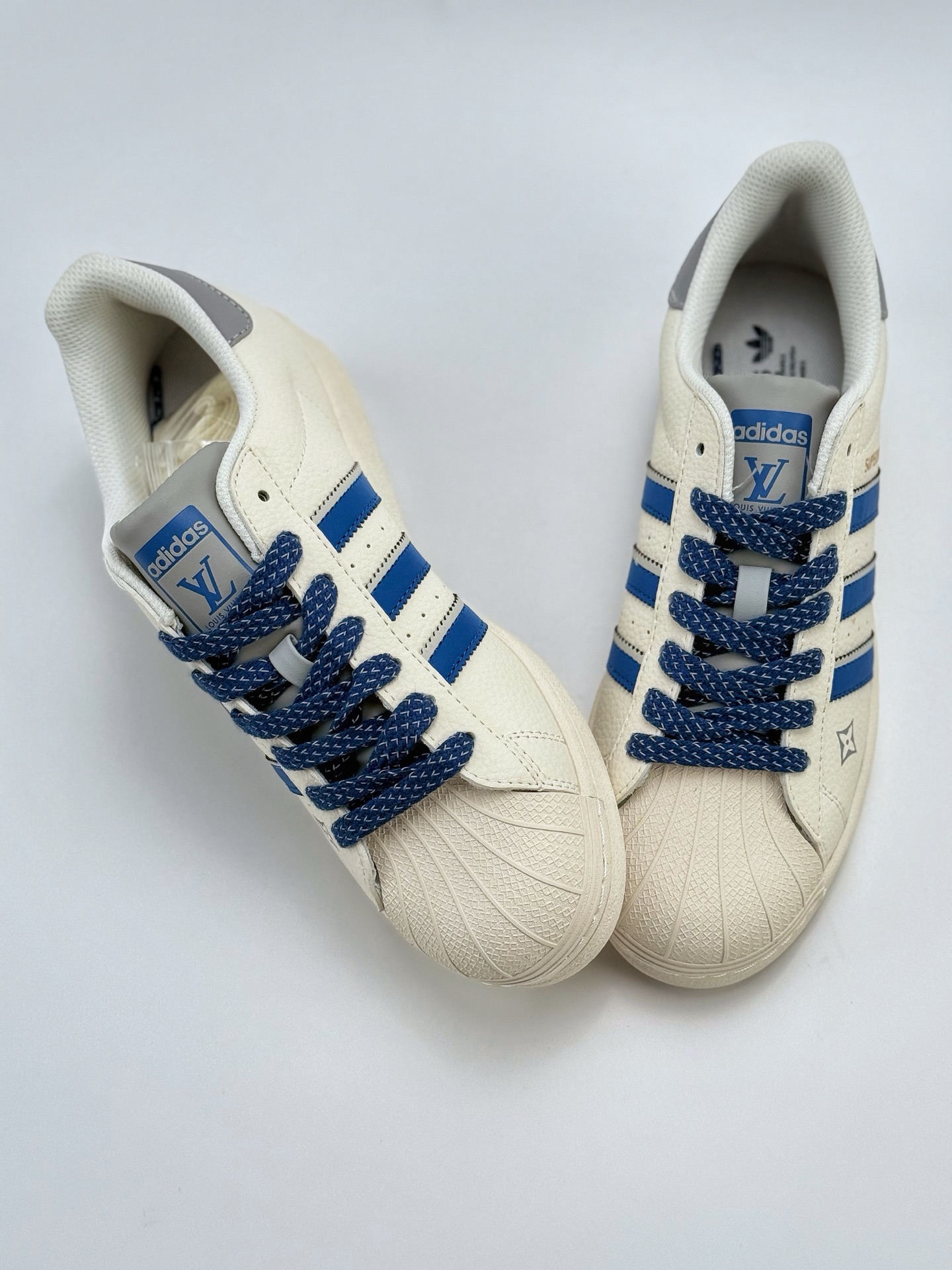 220 AD Originals Superstar x Louis Vuitton 白蓝 采用全新头层拼接皮革材质 后跟采用特色3D立体印字  渠道正品订单 诠释市场最高工艺水平 全鞋进口头层皮料打造 区别市面普通版本，进出专柜无压力   SD6806CC Size：36-45