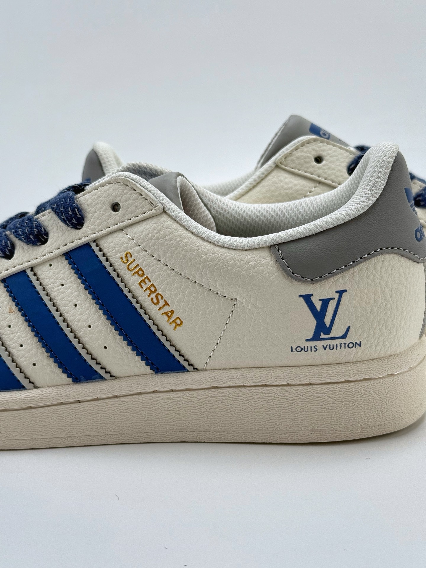 220 AD Originals Superstar x Louis Vuitton 白蓝 采用全新头层拼接皮革材质 后跟采用特色3D立体印字  渠道正品订单 诠释市场最高工艺水平 全鞋进口头层皮料打造 区别市面普通版本，进出专柜无压力   SD6806CC Size：36-45