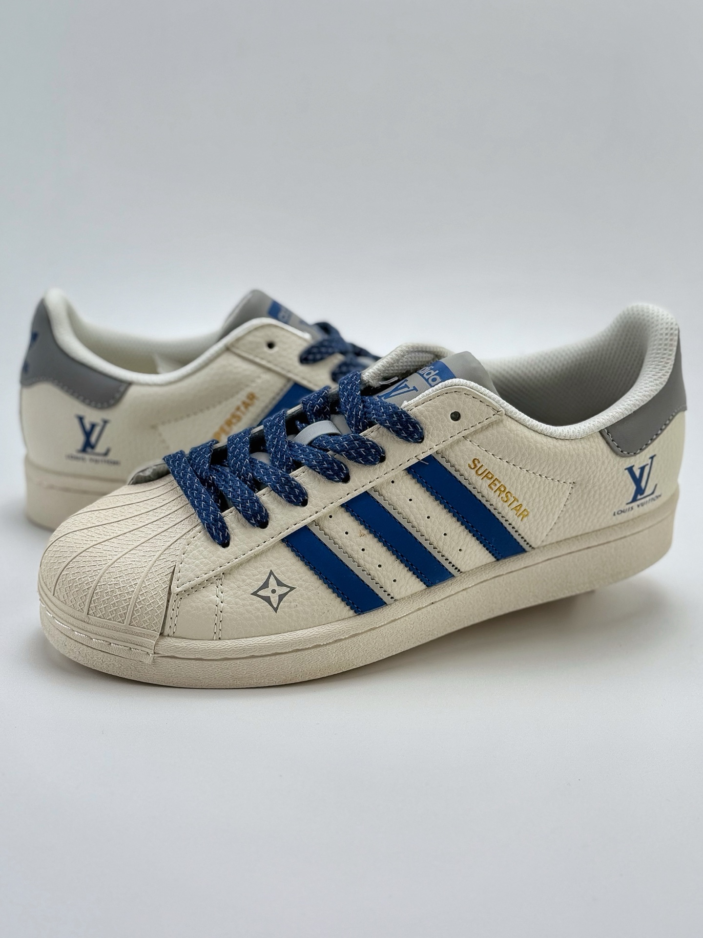 220 AD Originals Superstar x Louis Vuitton 白蓝 采用全新头层拼接皮革材质 后跟采用特色3D立体印字  渠道正品订单 诠释市场最高工艺水平 全鞋进口头层皮料打造 区别市面普通版本，进出专柜无压力   SD6806CC Size：36-45