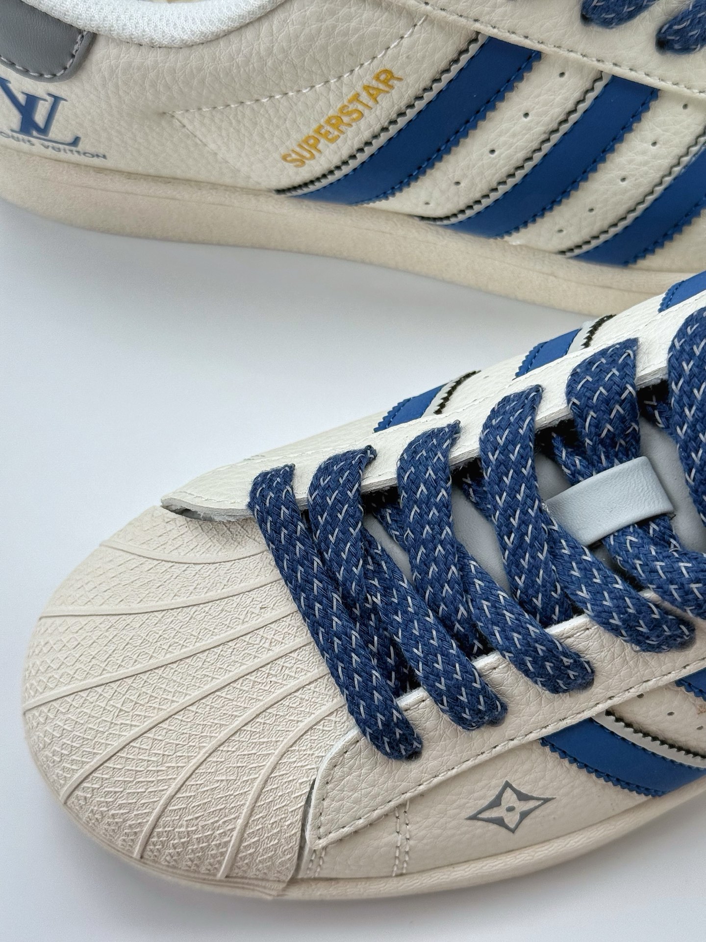 220 AD Originals Superstar x Louis Vuitton 白蓝 采用全新头层拼接皮革材质 后跟采用特色3D立体印字  渠道正品订单 诠释市场最高工艺水平 全鞋进口头层皮料打造 区别市面普通版本，进出专柜无压力   SD6806CC Size：36-45