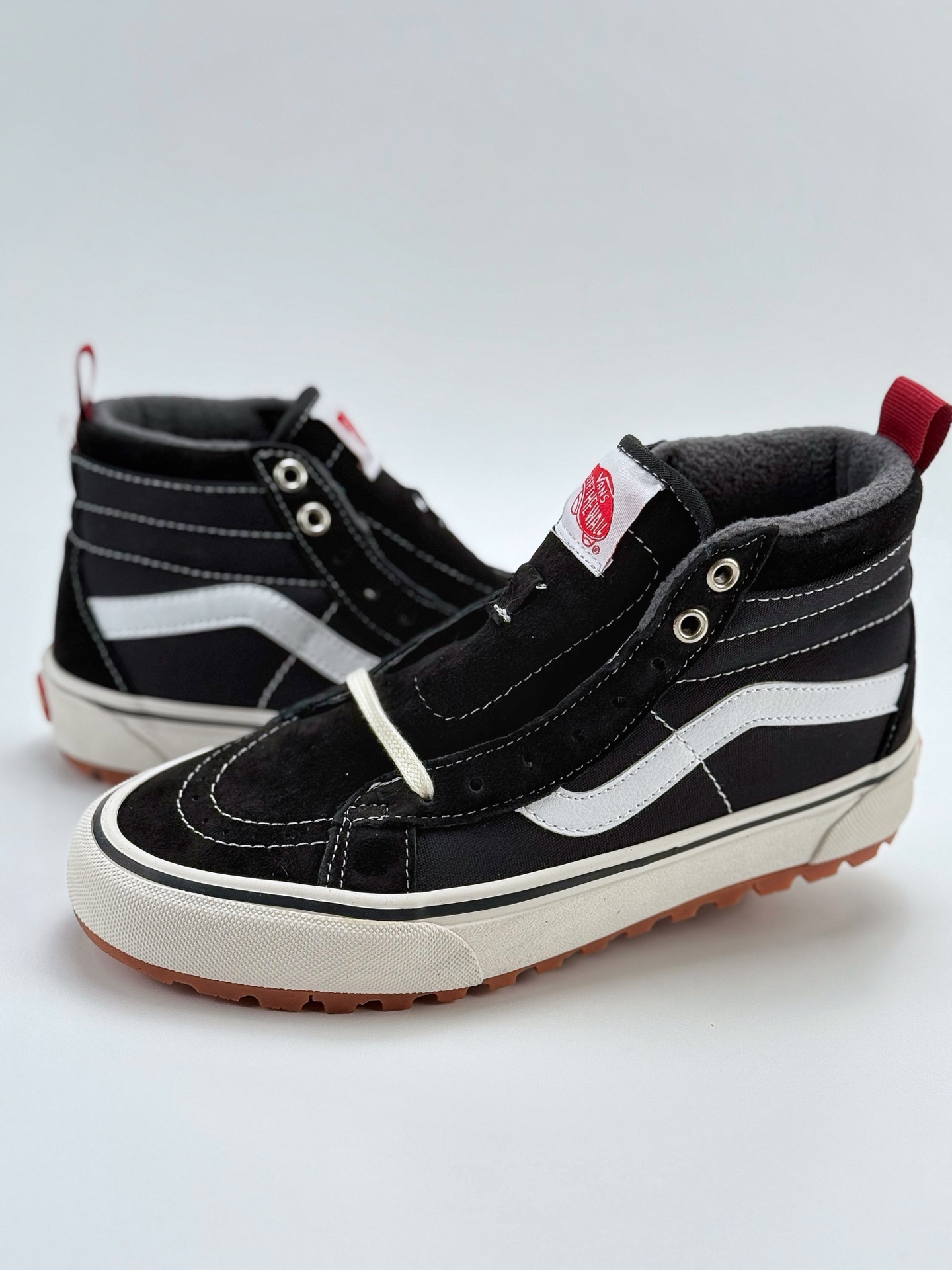160 Vans old skool Mte-1 经典款高帮休闲鞋 黑色搭配白色条纹