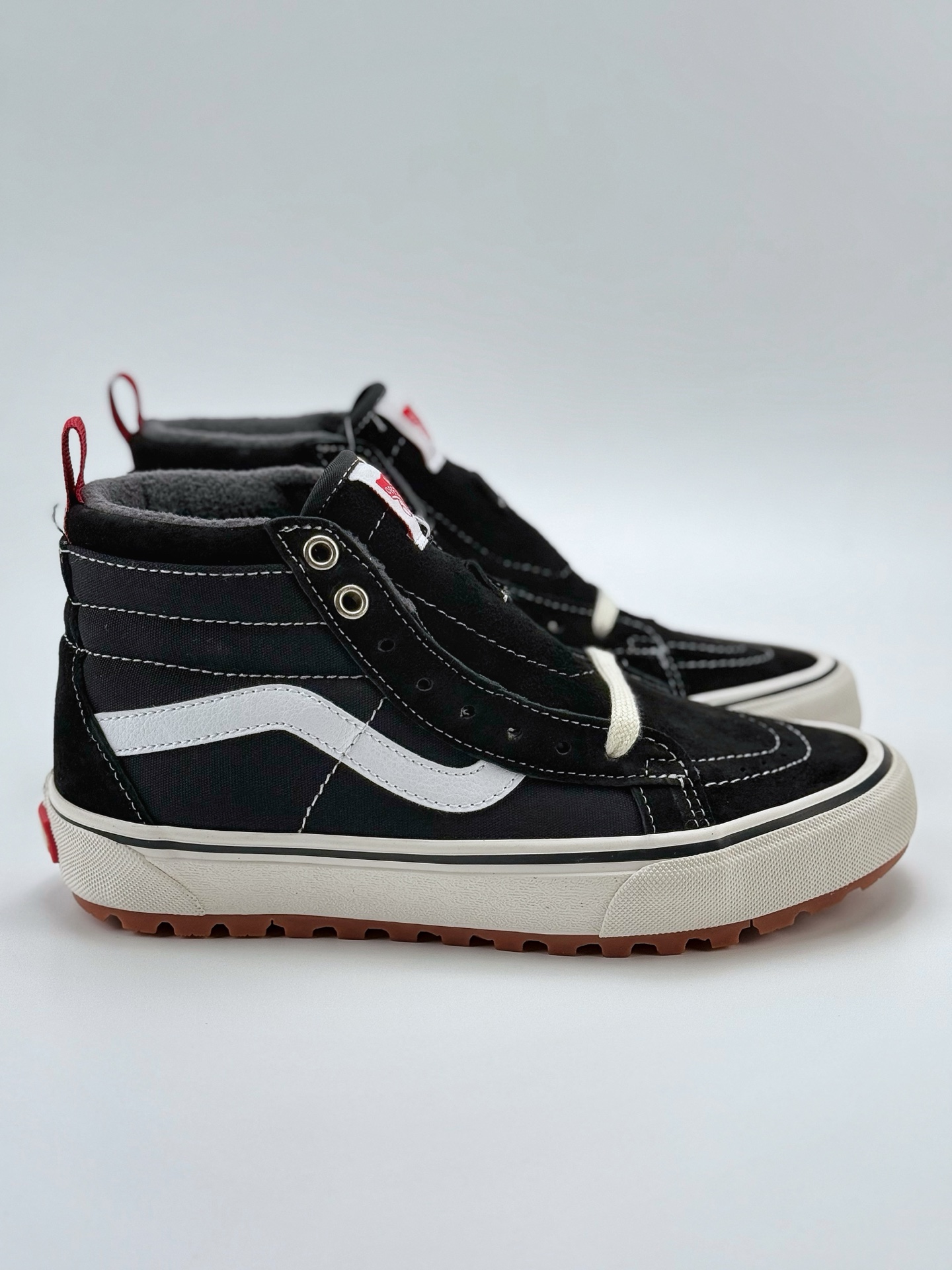 160 Vans old skool Mte-1 经典款高帮休闲鞋 黑色搭配白色条纹