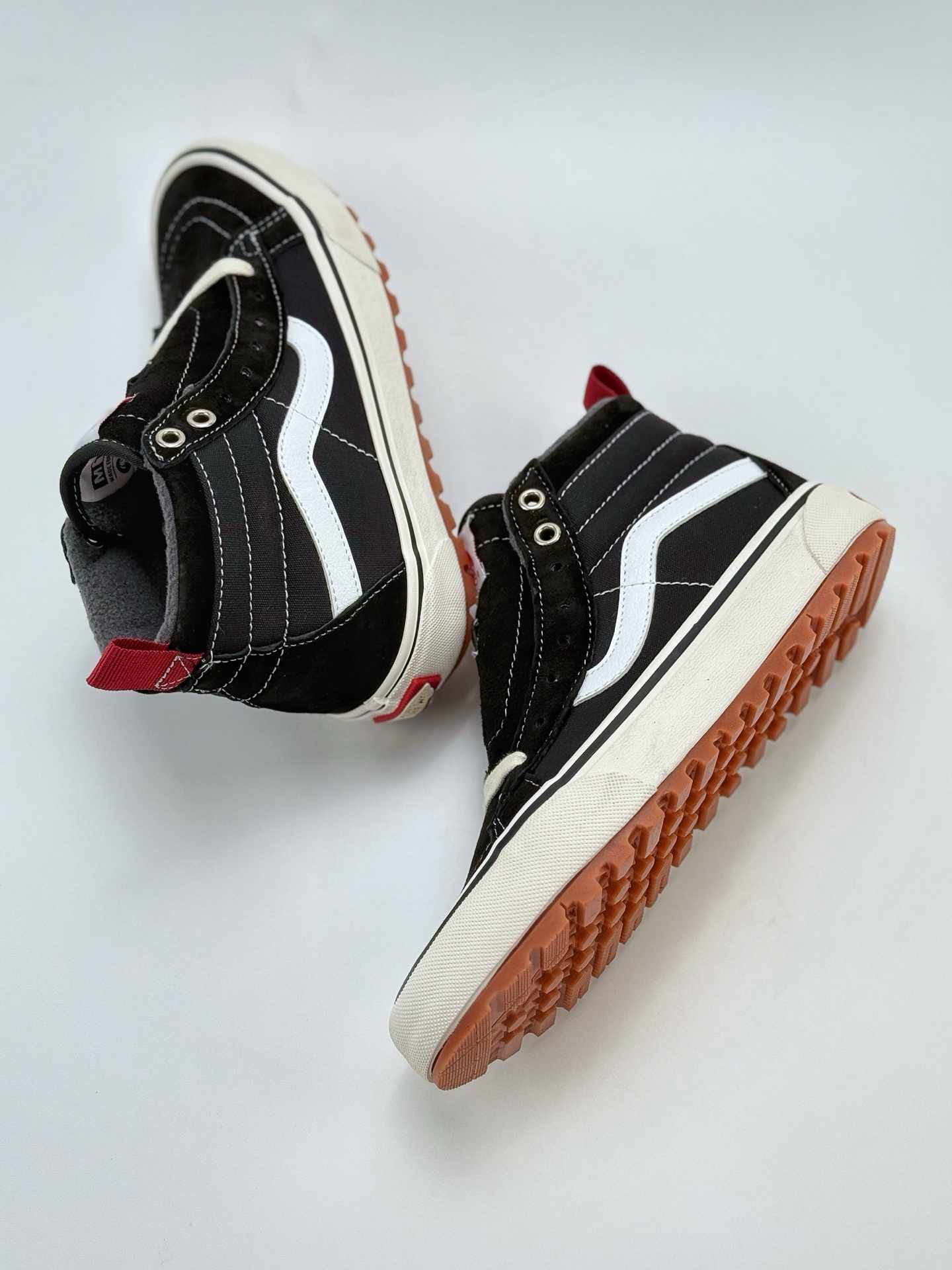160 Vans old skool Mte-1 经典款高帮休闲鞋 黑色搭配白色条纹