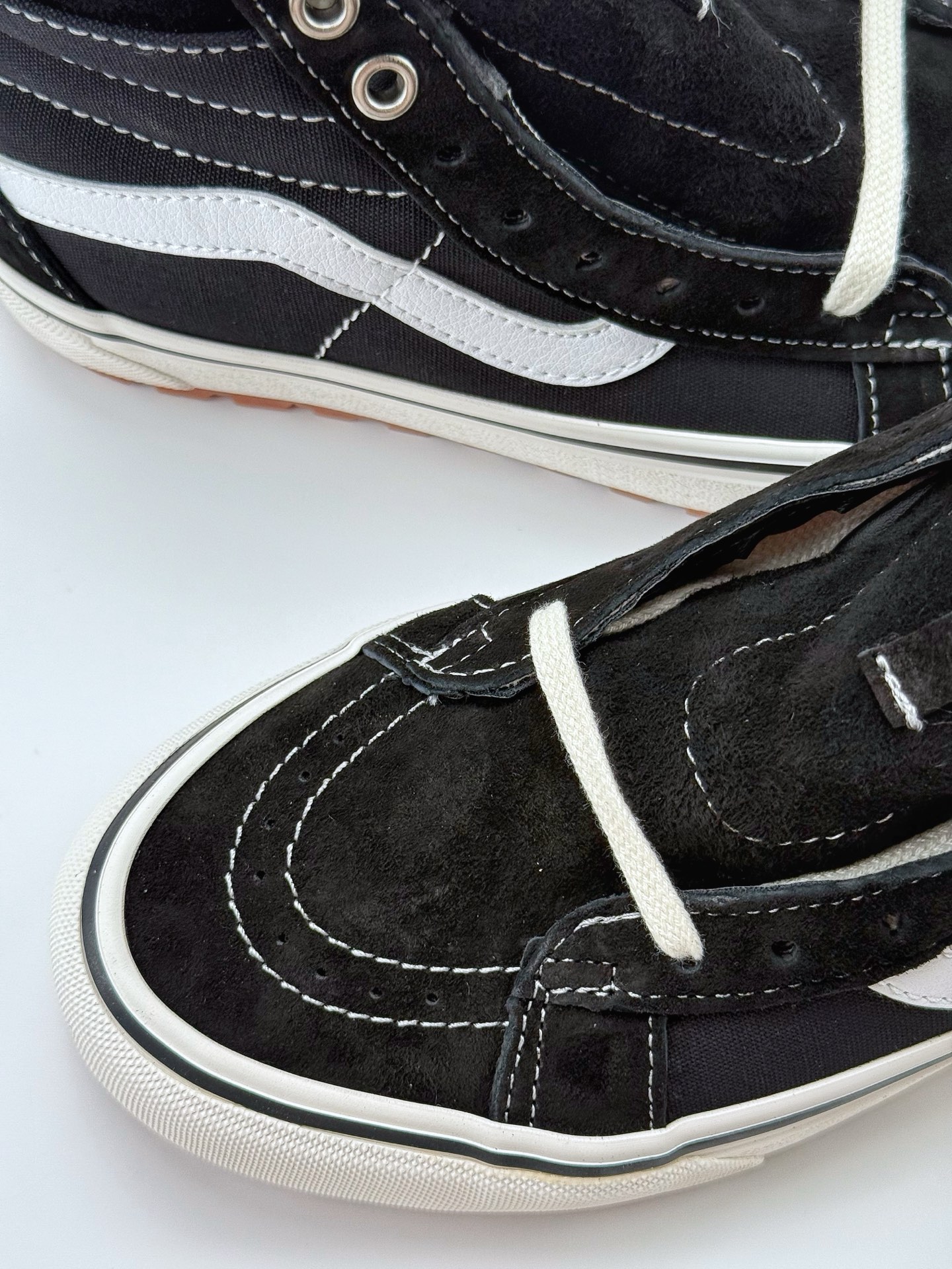 160 Vans old skool Mte-1 经典款高帮休闲鞋 黑色搭配白色条纹