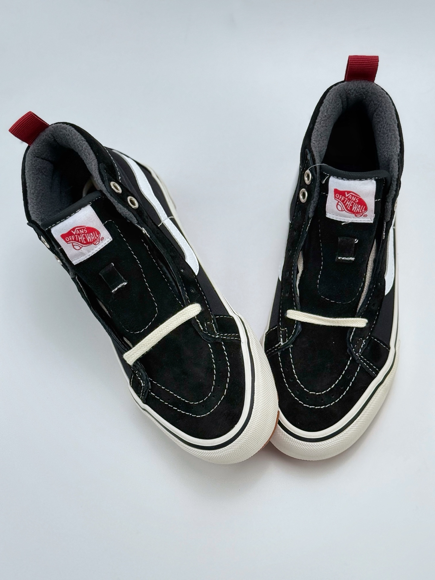 160 Vans old skool Mte-1 经典款高帮休闲鞋 黑色搭配白色条纹