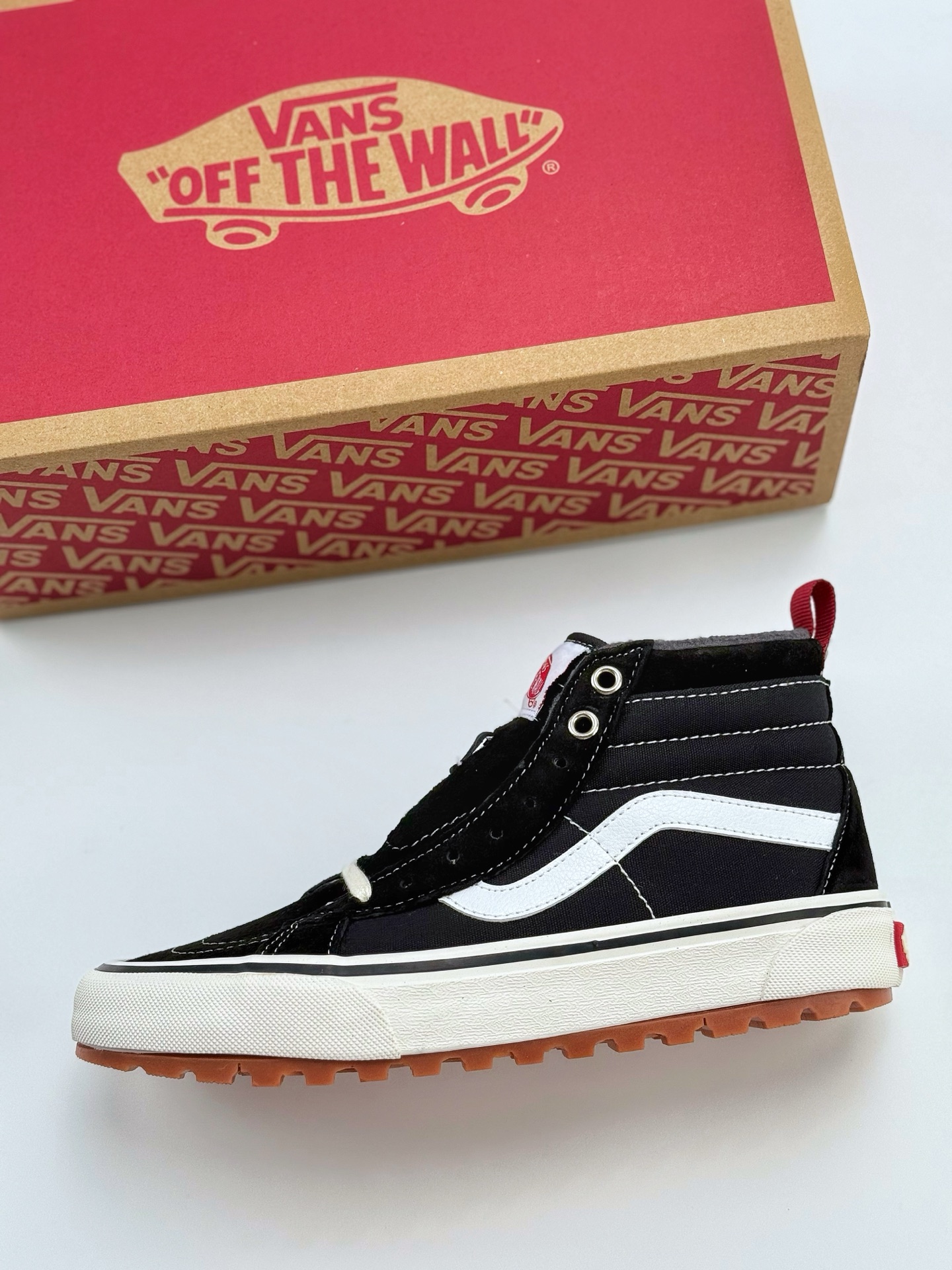 160 Vans old skool Mte-1 经典款高帮休闲鞋 黑色搭配白色条纹