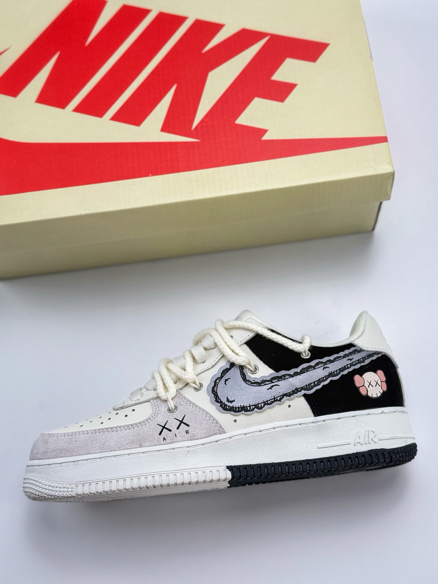 260 Nike Air Force 1 Low 07 x KAWS 白黑绑带  SL-888833