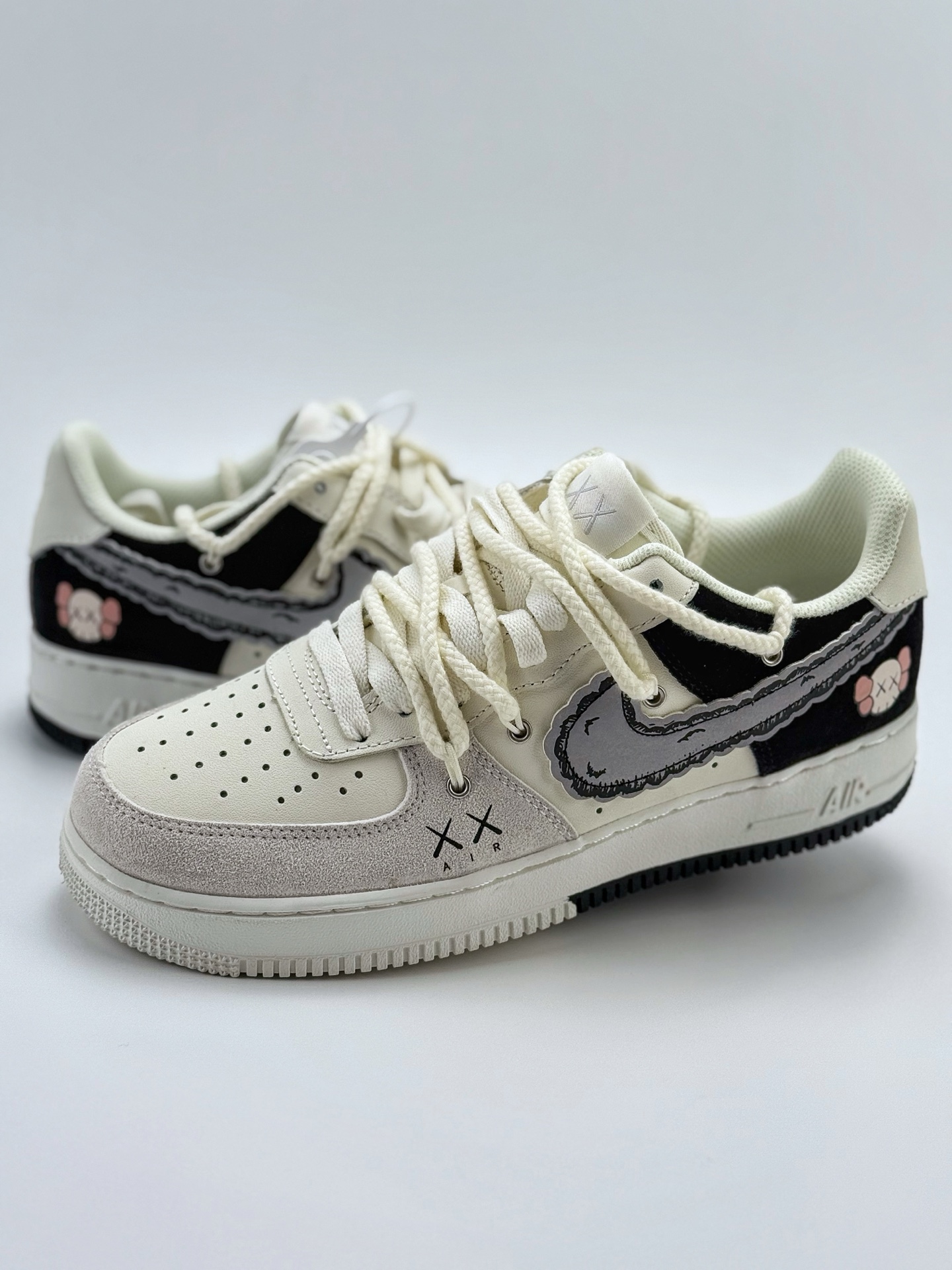 260 Nike Air Force 1 Low 07 x KAWS 白黑绑带  SL-888833